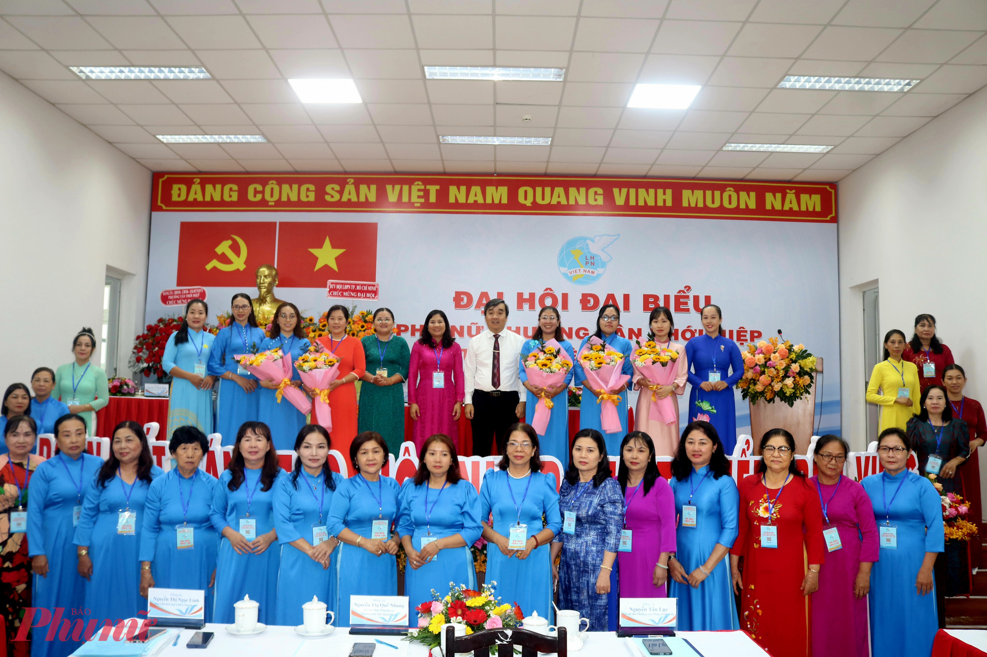 Ban chấp hành Hội LHPN phường Tân Thới Hiệp nhiệm kỳ 2025 – 2030 nhận hoa chúc mừng và ra mắt đại hội - Ảnh: Thảo Nguyên