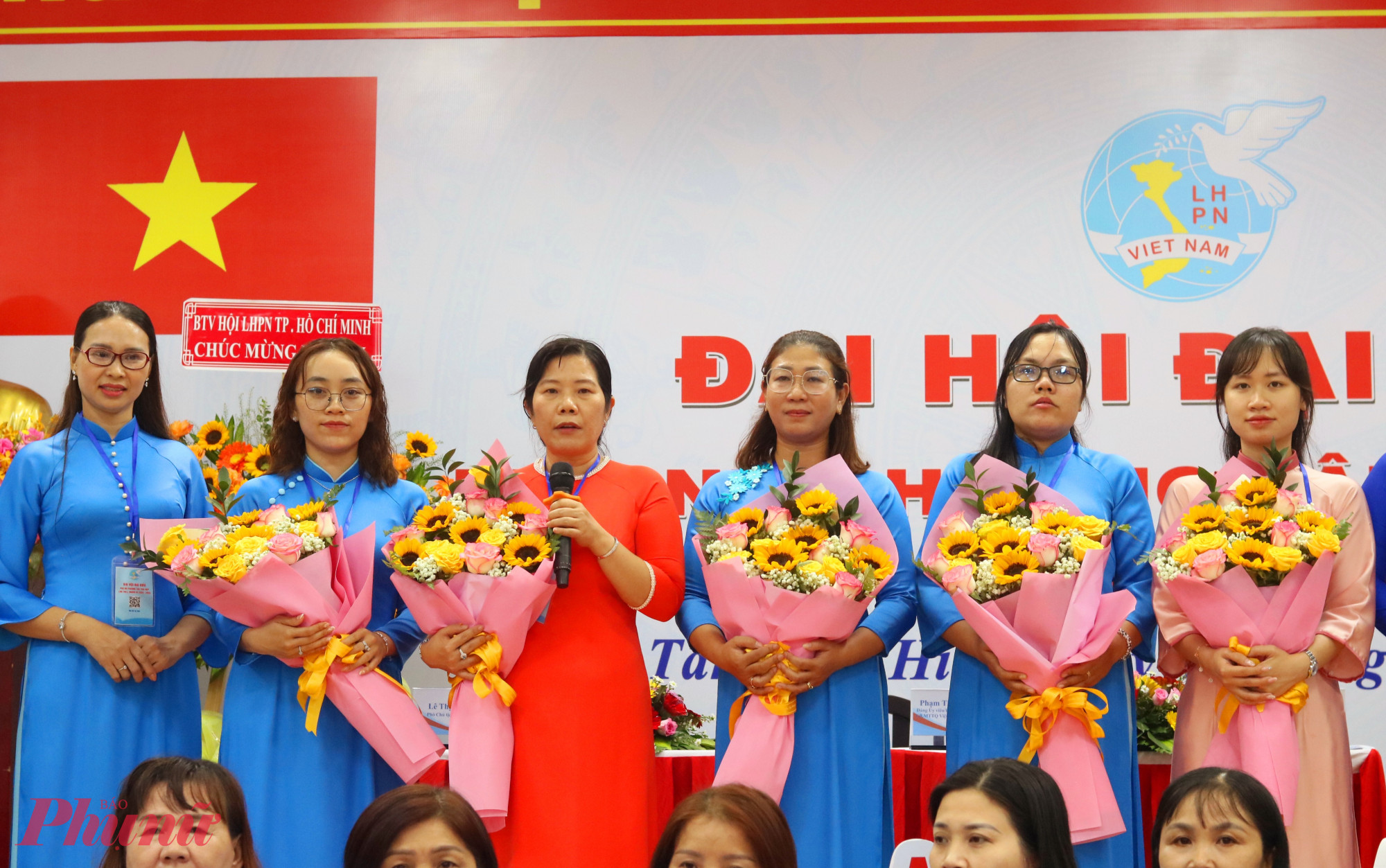 Bà Phạm Thị Mộng Hằng (thứ 3, từ trái qua) là Chủ tịch Hội LHPN phường Tân Thới Hiệp, nhiệm kỳ 2025 – 2030 - Ảnh: Thảo Nguyên