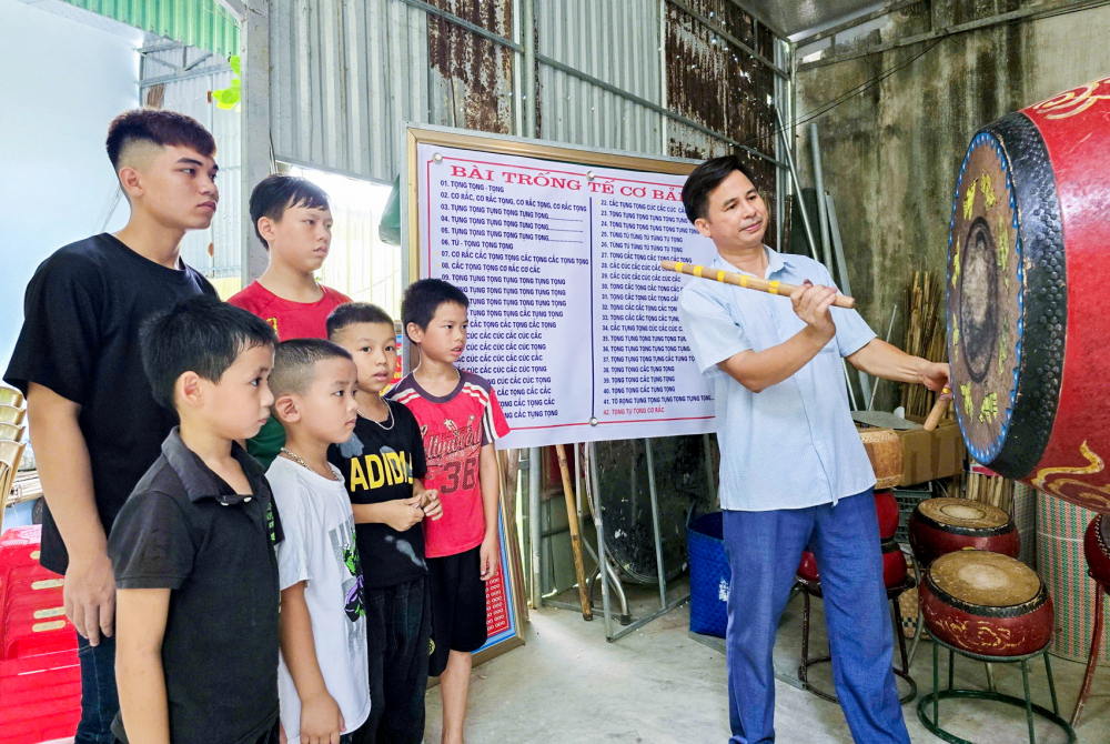 Anh Lê Khắc Dinh mở lớp dạy đánh trống tế miễn phí cho học sinh - ẢNH: PHAN NGỌC