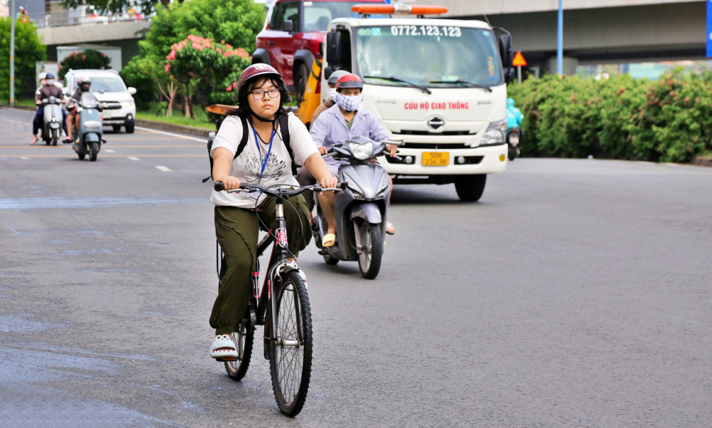 Một số người ở TPHCM có nhu cầu đi lại bằng xe đạp nhưng hạ tầng giao thông không phù hợp cho loại phương tiện này 