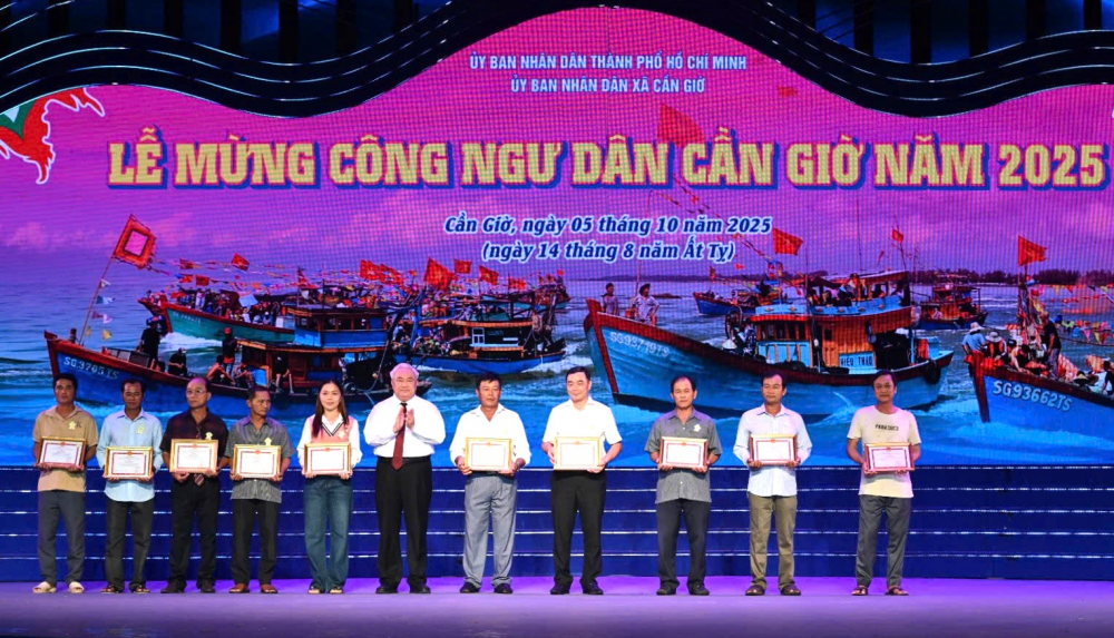 ễ Mừng công ngư dân Cần Giờ khen thưởng các ngư dân có thành tích xuất sắc trong năm - Ảnh: Quốc Thanh