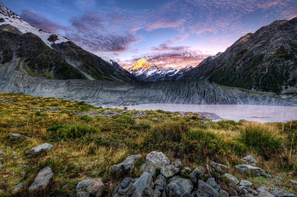 Khu bảo tồn bầu trời đêm Aoraki Mackenzie, New Zealand, nổi bật với hồ băng, đỉnh núi phủ tuyết và bầu trời tối đạt chứng nhận hạng Vàng, nơi bạn có thể ngắm chòm sao Southern Cross (Nam Thập Tự), đám mây Magellan, và ánh sáng khí quyển. Đài quan sát Núi John ( Mount John Observatory)mở cửa cho công chúng, trong khi khu nghỉ dưỡng ven hồ Mt. Cook chỉ cách 15 phút, có đài quan sát Pukaki riêng.