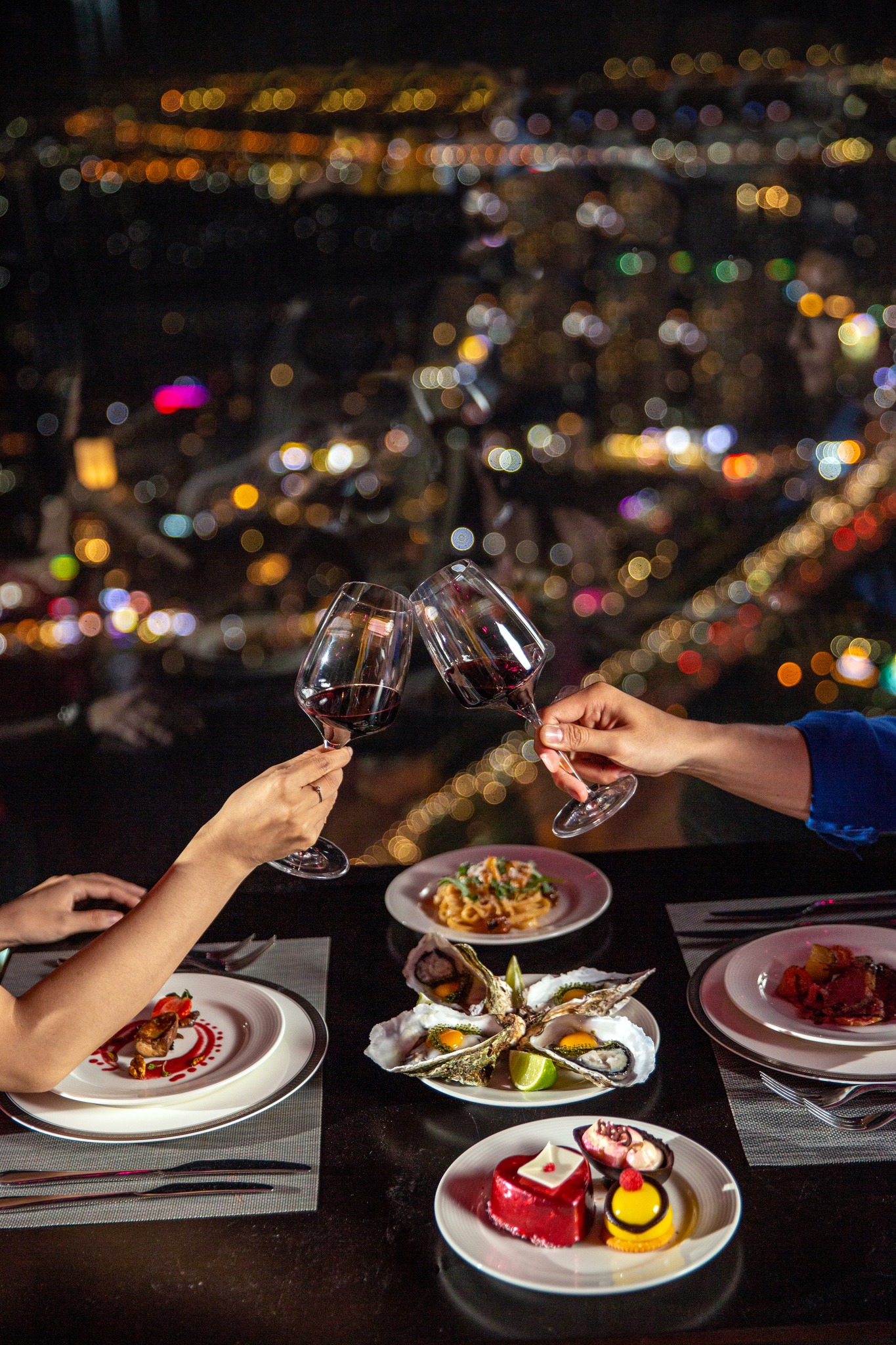 Oriental Pearl Restaurant – Trung Thu trên cao Nằm tại tầng cao của tòa Landmark 81, Oriental Pearl Restaurant đem đến tầm nhìn toàn cảnh Sài Gòn rực rỡ trong ánh trăng rằm, tạo nên khung cảnh lý tưởng cho những buổi sum vầy. Không gian 5 sao sang trọng, hiện đại kết hợp cùng phong cách phục vụ chuẩn quốc tế, mang lại trải nghiệm ẩm thực đẳng cấp cho thực khách.