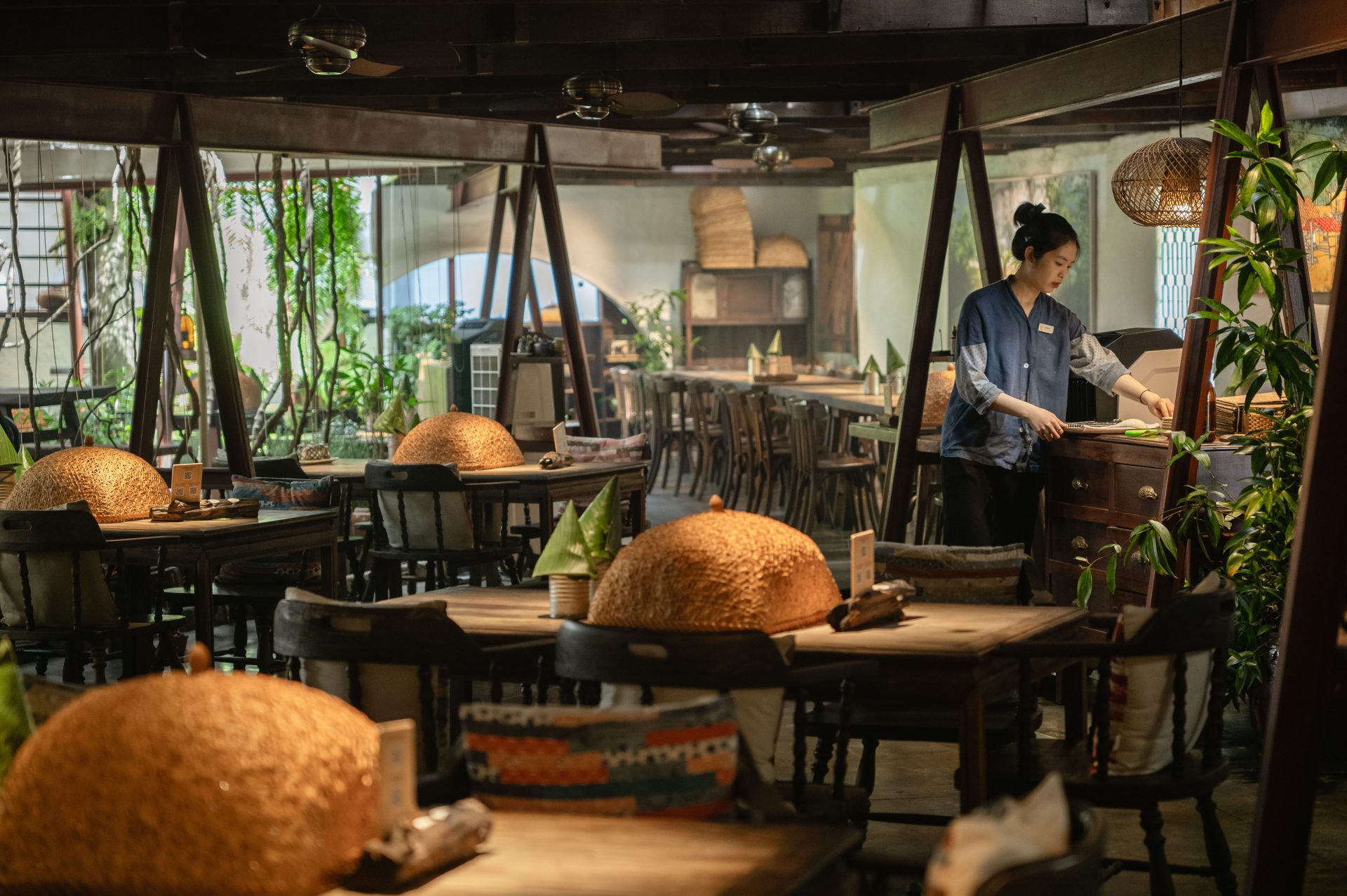 Mặn Mòi (178 Pasteur, Quận 3) Mặn Mòi mang phong cách truyền thống Việt với không gian gỗ mộc mạc, ánh sáng dịu nhẹ, là điểm hẹn lý tưởng cho gia đình quây quần đêm Trung thu. Thực đơn nơi đây là hành trình khám phá ẩm thực ba miền: món đồng quê Bắc Bộ dân dã, hương vị đậm đà miền Trung và hải sản tươi sống miền Nam. Nổi bật là lẩu cá kèo thanh ngọt, tôm càng nướng thơm lừng cùng nhiều món cuốn tinh tế.