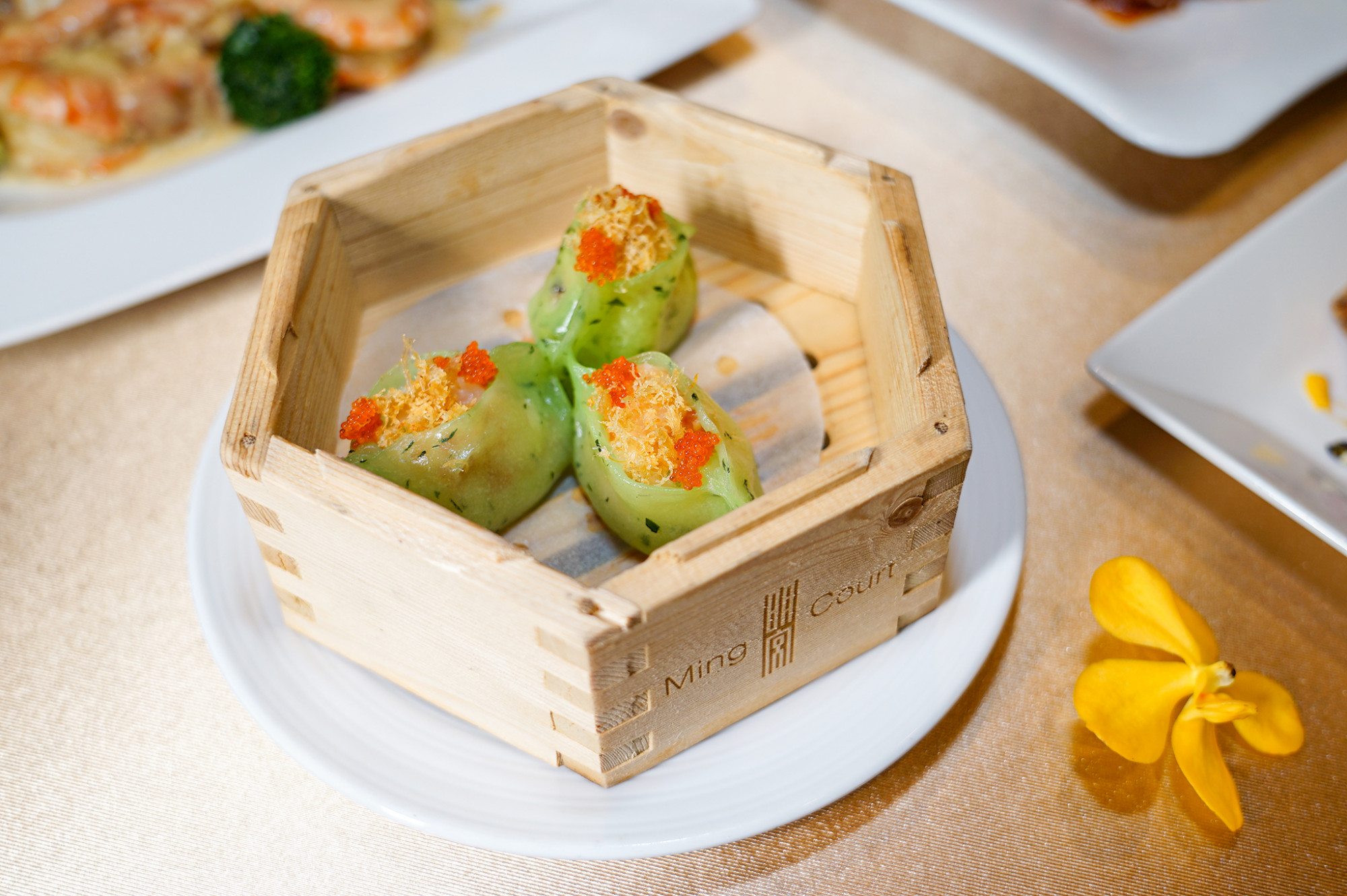 Dưới bàn tay tài hoa của Chef Lin và đội ngũ bếp, từng món ăn trở thành một tác phẩm tinh tế, vừa giữ trọn hương vị truyền thống, vừa thổi vào hơi thở hiện đại. Đây là lựa chọn hoàn hảo để cùng gia đình, bạn bè sum vầy, thưởng thức vị ngon trong bầu không khí đoàn viên ấm áp dưới ánh trăng rằm.  Giá: 9.888.000 VNĐ/ bàn 6 khách
