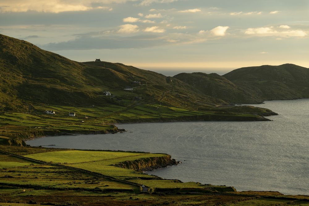  Khu bảo tồn bầu trời đêm quốc tế Kerry, Ireland, được che chắn khỏi ô nhiễm ánh sáng, tạo nên bầu trời đêm huyền ảo. Du khách có thể tham gia các bữa tiệc ngắm sao cộng đồng hoặc ngắm sao sau bữa tối tại quán rượu. Mùa đông đặc biệt lý tưởng để ngắm sao Orion và dải ngân hà, nhưng từ tháng Chín đến tháng Ba bầu trời trong xanh nhất. Để có bầu trời tối nhất cho việc ngắm sao, nên chọn thời điểm trăng non. Lưu trú tại Sheen Falls Lodge ở Kenmare, cách trung tâm khu bảo tồn 40 phút lái xe.