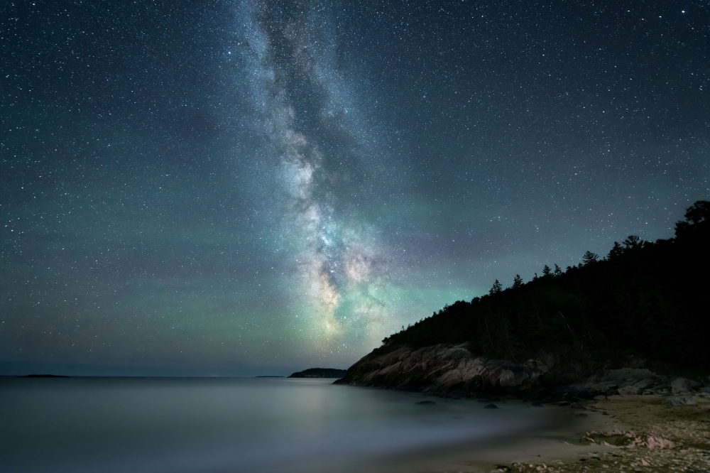 Công viên Quốc gia Acadia, Maine, nổi bật với bầu trời đêm tối hiếm thấy ở Đông Bắc Mỹ. Từ Bãi biển Sand hay Hồ Jordan, Dải Ngân Hà trải dài trên đỉnh núi đá granit và Đại Tây Dương, đẹp nhất từ tháng 7 đến tháng 10. Lưu trú sang trọng tại Bar Harbor Inn, chỉ 10 phút đến bãi biển.