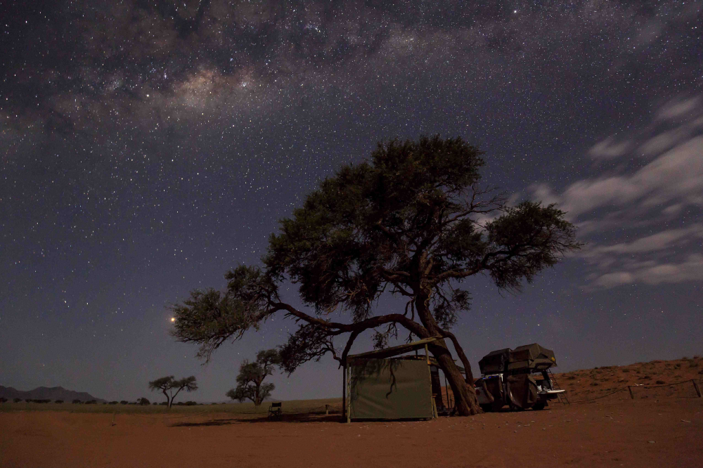 Khu bảo tồn NamibRand, Namibia, là một trong số ít nơi đạt chứng nhận Bầu trời đêm Hạng Vàng, nghĩa là khu vực này đặc biệt tối với bầu trời đêm gần như nguyên sơ. Với mức độ ô nhiễm ánh sáng bằng 0 và không khí sa mạc khô ráo, dải ngân hà trông như những vệt sơn loang lổ trên bầu trời. Hãy ghé thăm vào tháng Năm đến tháng Chín, trong mùa đông khô hạn của Namibia với những đêm trong xanh, mát mẻ. Nhà nghỉ Sa mạc &Beyond Sossusvlei, cách khu bảo tồn khoảng 30 phút, có đài quan sát và đài ngắm sao riêng.Có thể lưu trú tại &Beyond Sossusvlei, cách 30 phút, có đài quan sát riêng.