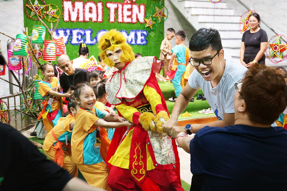 Các em nhỏ hào hứng tham gia trò chơi kéo co