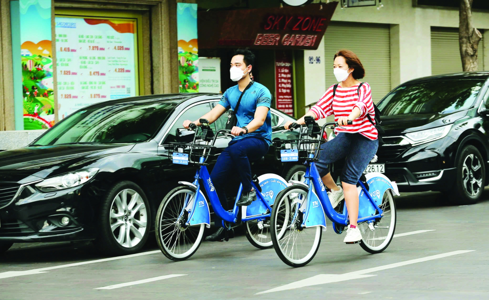 Người dân trải nghiệm xe đạp công cộng trên đường Nguyễn Huệ, TPHCM ẢNH: NGUYỄN VĂN