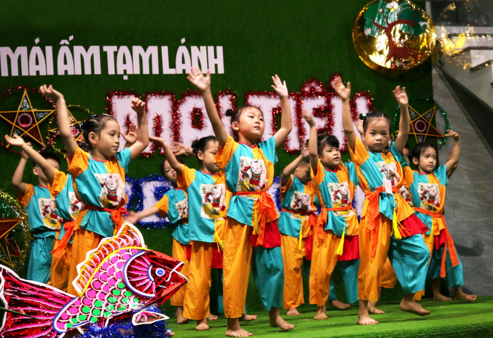 Một tiết mục văn nghệ do các em nhỏ tại mái ấm biểu diễn