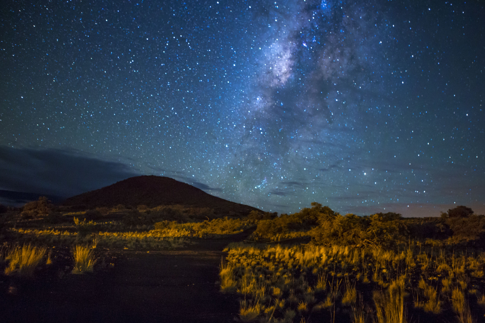 Mauna Kea, Đảo Hawaiʻi, cao gần 4.200 m, là thiên đường cho các đài quan sát và tour ngắm sao. Bầu trời trong vắt, hé lộ chòm sao phương Nam độc đáo, đẹp nhất vào mùa đông. Lưu trú sang trọng tại Mauna Lani, cách Trung tâm Du khách Mauna Kea 1 giờ lái xe.