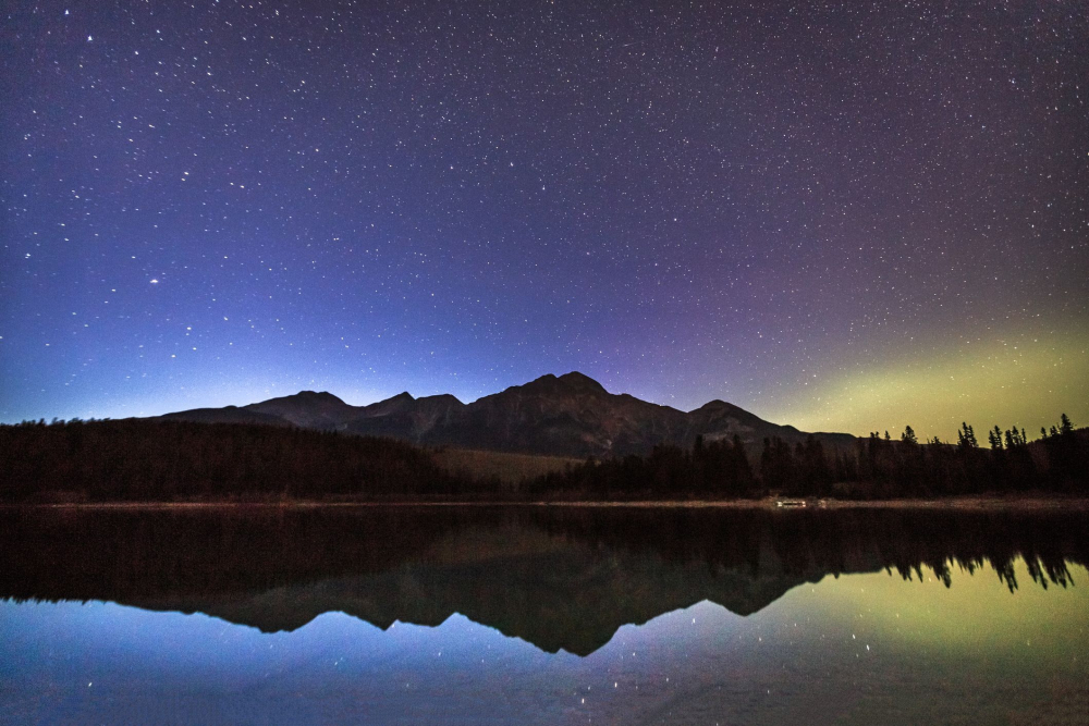 Công viên Quốc gia Jasper, Alberta, Canada, là Khu bảo tồn Bầu trời Đêm lớn thứ hai thế giới, nơi núi non và hồ nước phản chiếu tạo cảnh thiên văn rực rỡ. Đêm đông có cực quang lấp lánh, mùa hè là Dải Ngân Hà trải dài qua thung lũng sông băng. Fairmont Jasper Park Lodge, nằm trong công viên, chỉ cách các điểm ngắm sao đẹp nhất chưa đầy 10 phút.