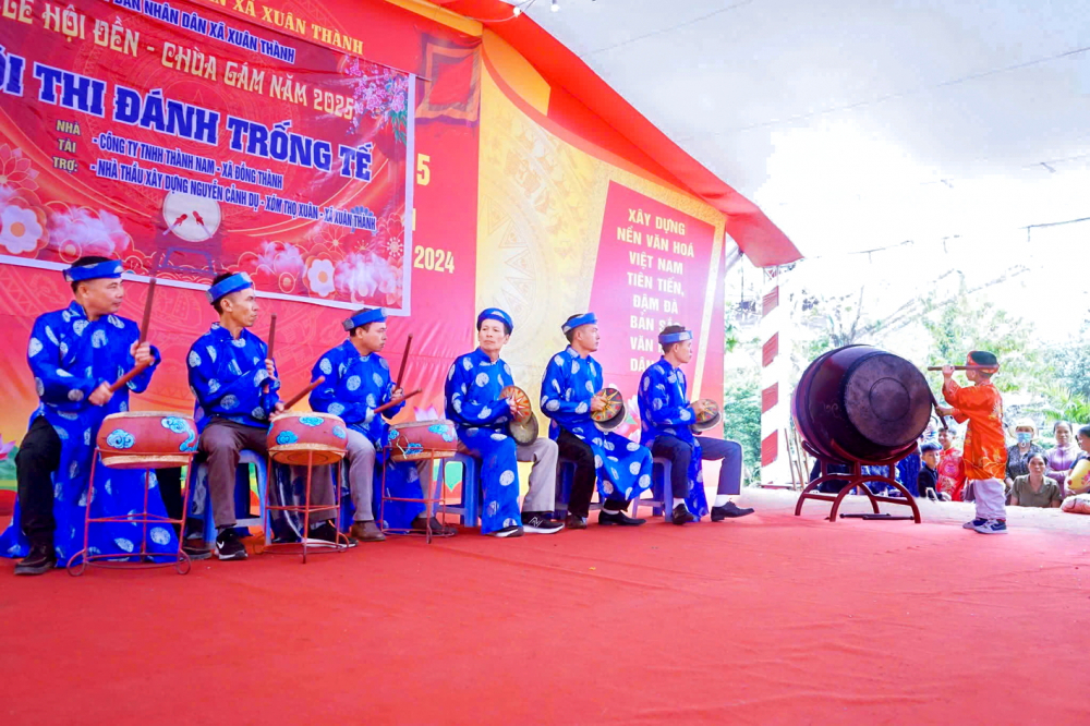 Hội thi đánh trống tế giữa các dòng họ, các xã tạo nên “món ăn tinh thần” đặc sắc mỗi độ xuân về ở nhiều làng quê Nghệ An - ẢNH: KHÁNH TRUNG