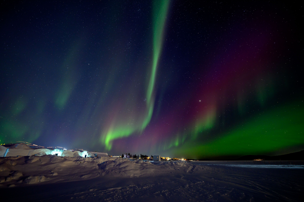 Abisko & Jukkasjärvi, Lapland, Thụy Điển Vi khí hậu độc đáo của Abisko tạo nên màn trình diễn cực quang đáng tin cậy nhất Scandinavia, với bầu trời quang đãng ngay cả khi các khu vực lân cận nhiều mây. Mùa đông là thời điểm lý tưởng để ngắm cực quang gần như ban đêm, trong khi mùa hè mang đến mặt trời nửa đêm rực rỡ. Thời gian tốt nhất: từ cuối tháng 9 đến tháng 3, đặc biệt tháng 12–1.  Lưu trú: Khách sạn băng ở Jukkasjärvi, cách Công viên Quốc gia Abisko 15 phút, với phòng suite theo chủ đề và các chuyến tham quan cực quang. Những phòng nghỉ ấm cúng cũng có sẵn nếu bạn không muốn ngủ giữa băng.