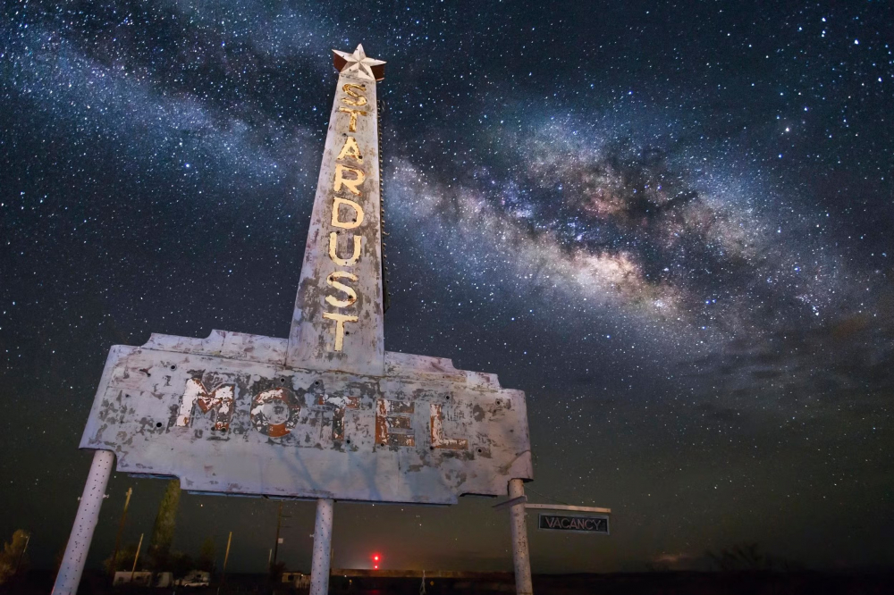 Khu bảo tồn bầu trời đêm Greater Big Bend, Texas, rộng hơn 15.000km², là một trong những nơi tối nhất thế giới. Từ tháng Mười đến tháng Tư, bầu trời quang đãng và mát mẻ, lý tưởng để ngắm dải ngân hà, với các tour tham quan bằng laser,  nơi hướng dẫn viên sử dụng tia laser để chỉ các chòm sao và thiên thể trên bầu trời đêm  hướng dẫn các chòm sao và hành tinh. Có thể nghỉ tại khu nghỉ dưỡng Golf Lajitas chỉ cách 30 phút lái xe đến các điểm ngắm cảnh.