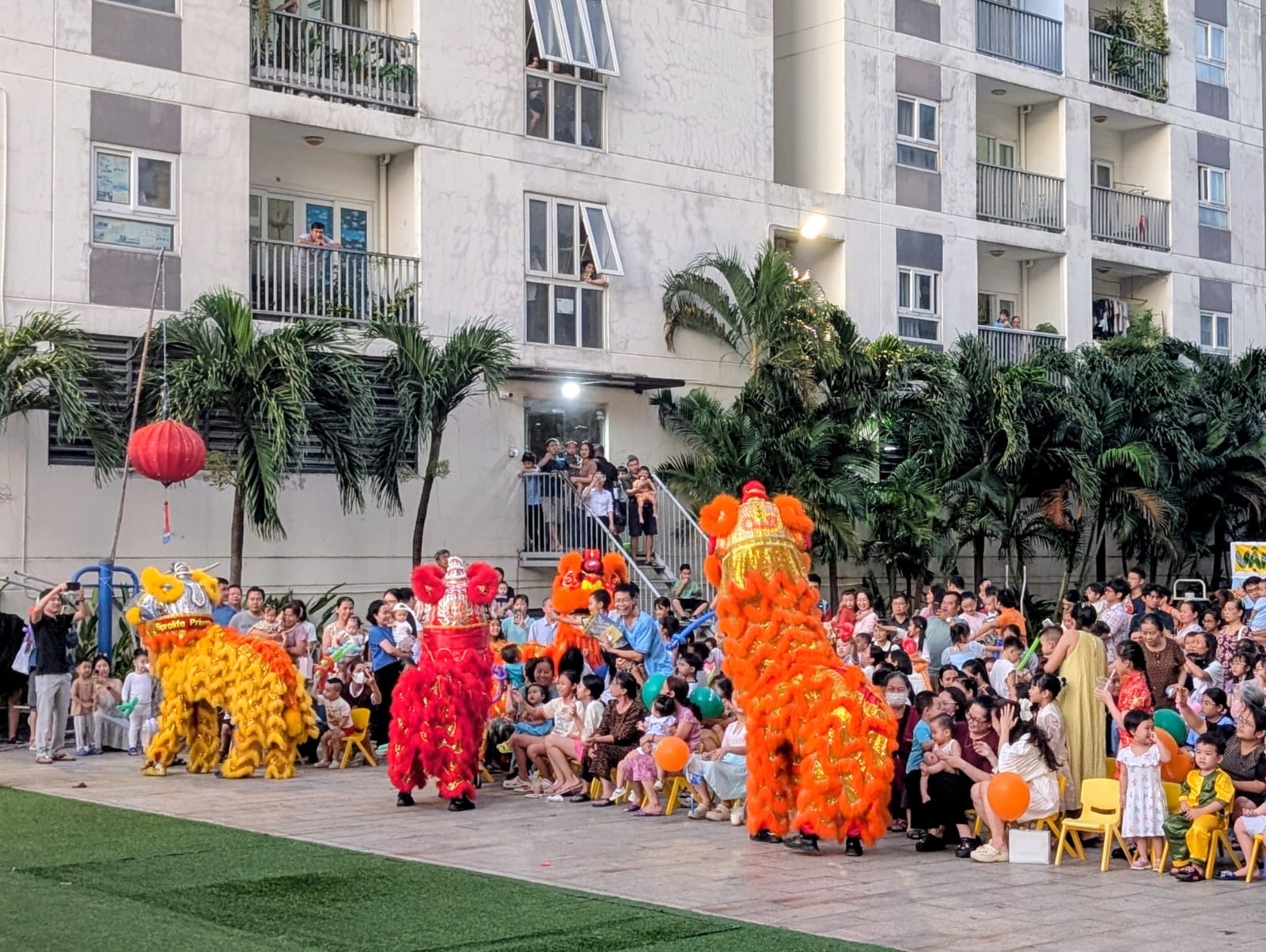 Trung thu hiện đại đủ đầy kéo tôi về những mùa trăng xưa cũ - Ảnh: V.Đông