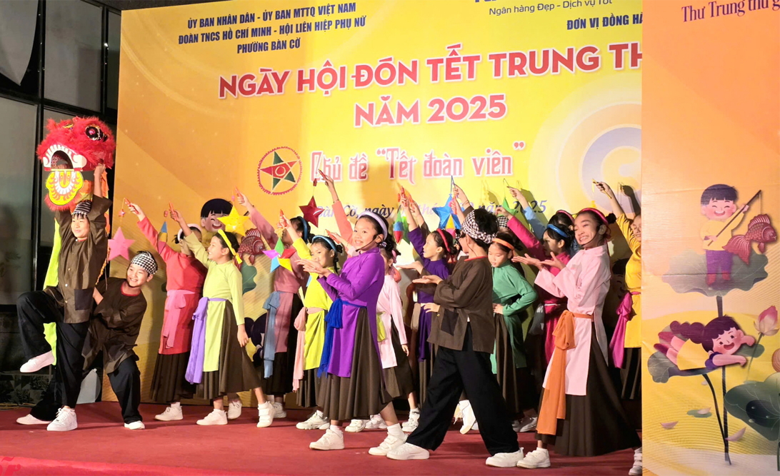 Các em thiếu nhi đón tết Trung thu tại phường Bàn Cờ, TPHCM