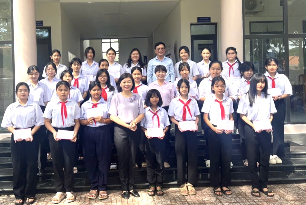 Bà Lý Việt Trung - Tổng biên tập Báo Phụ nữ TPHCM trao học bổng cho các em 