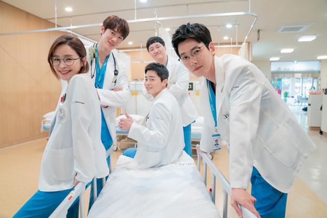 Bộ phim truyền hình ăn khách Hospital Playlist do hãng phim độc lập Egg Is Coming sản xuất / Được sự cho phép của Egg Is Coming)