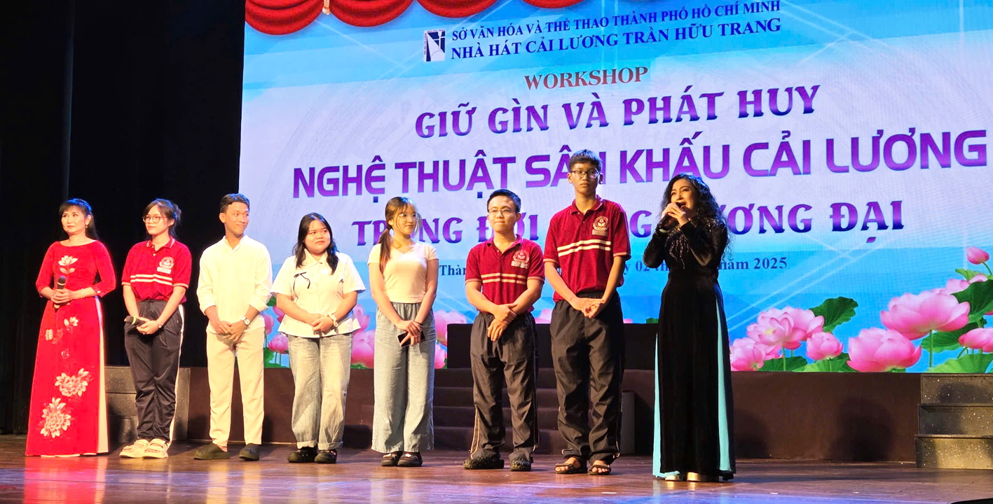 Nghệ sĩ nhân dân Mỹ Hằng chia sẻ về nghệ thuật cải lương với các học sinh, sinh viên tham gia workshop tại nhà hát cải lương Trần Hữu Trang - ẢNH: NGỌC TUYẾT
