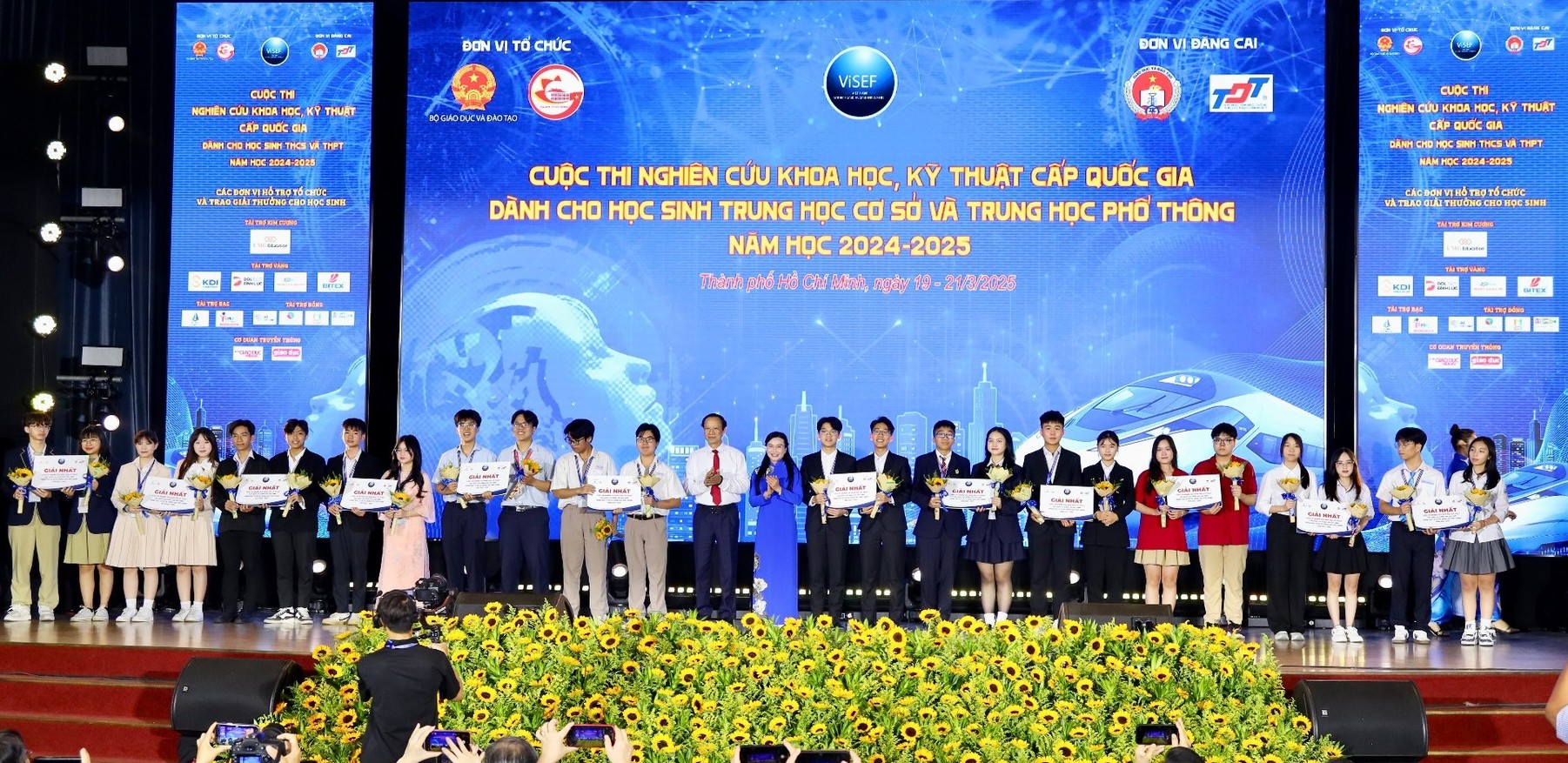 Lễ trao giải Cuộc thi nghiên cứu Khoa học kỹ thuật cấp Quốc gia dành cho học sinh THCS và THPT năm học 2024-2025. Ảnh: Bộ GD-ĐT