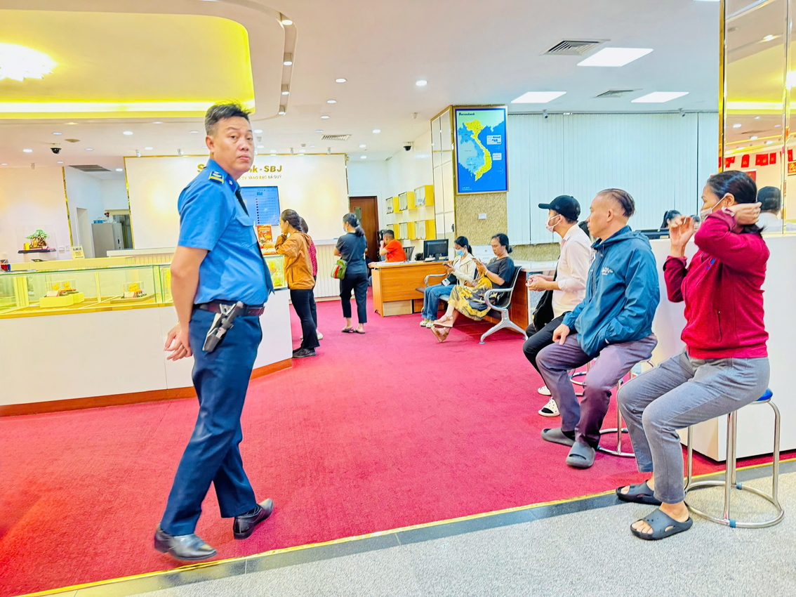Khách ngồi chờ đến lượt mua bạc tại phòng giao dịch Sacombank Nam Kỳ Khởi Nghĩa