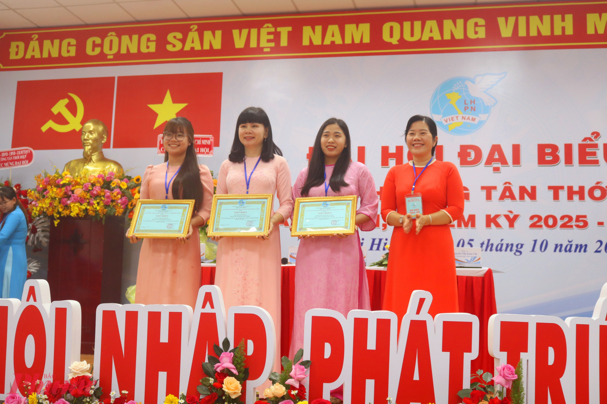 Bà Phạm Thị Mộng Hằng - Chủ tịch Hội LHPN phường Tân Thới Hiệp (bìa phải) – trao giấy khen cho 3 cá nhân có thành tích xuất sắc trong công tác hội và phong trào phụ nữ phường giai đoạn 2021 – 2025 - Ảnh: Thảo Nguyên