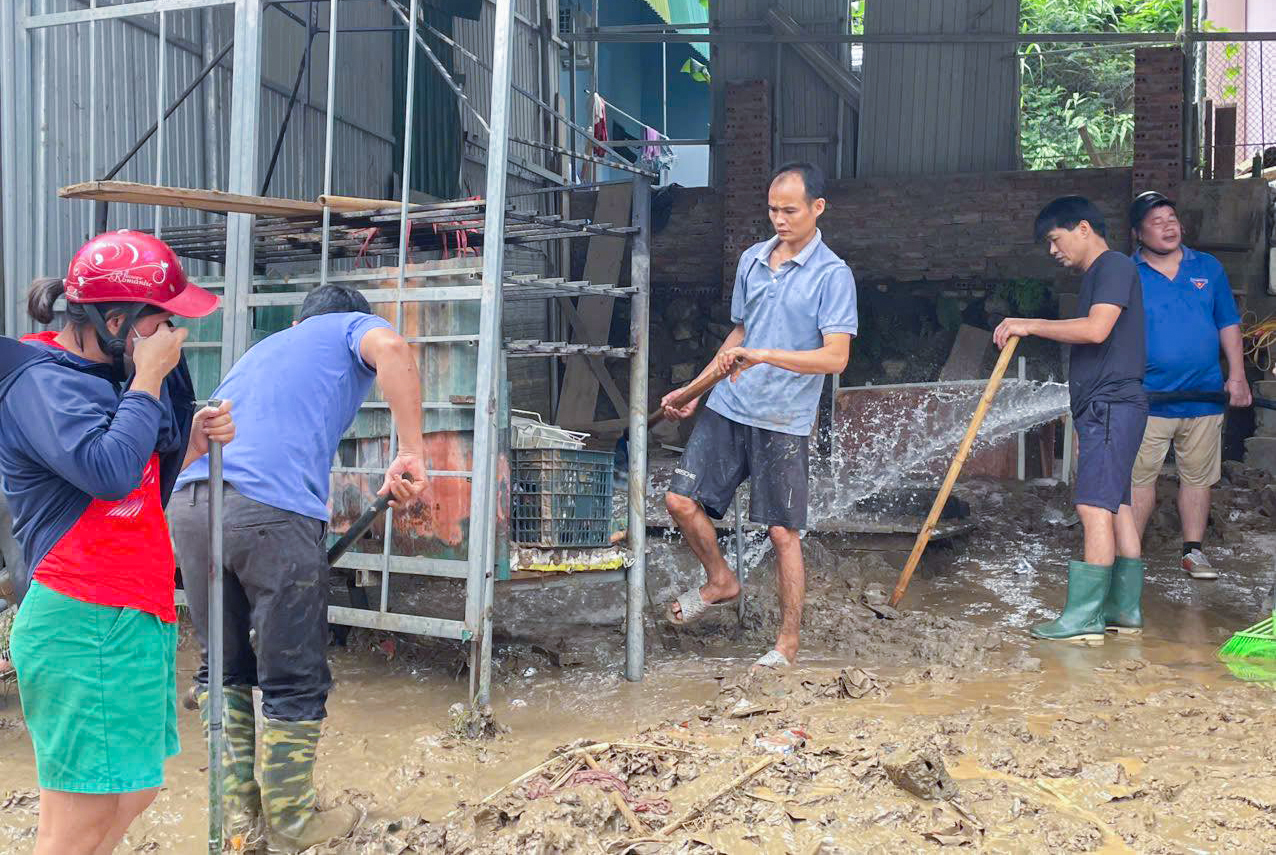 Lũ rút, nhiều ngôi nhà ngập ngụa bùn non, rác thải - Ảnh: Khánh Trung