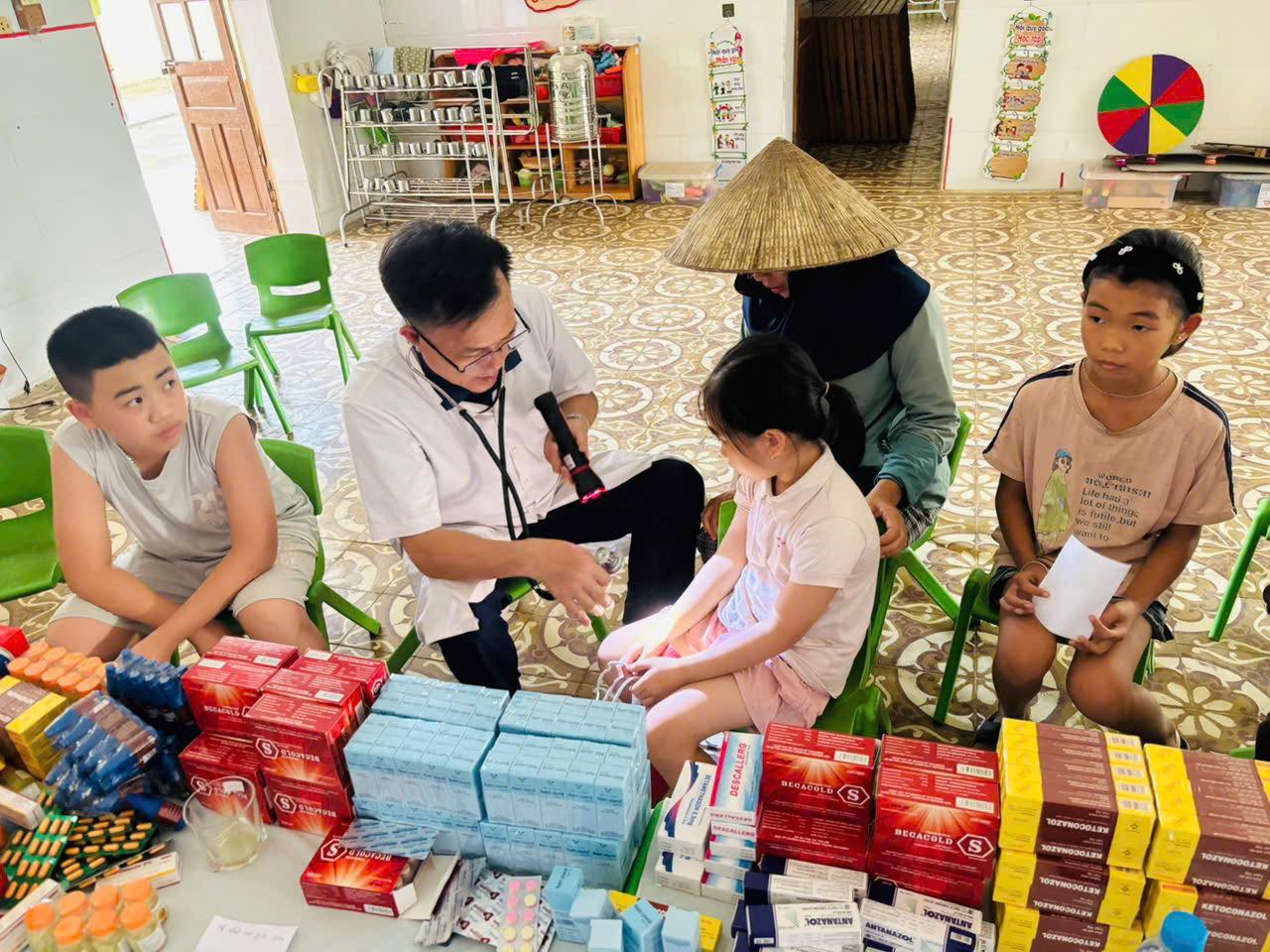 Trẻ em được khám và phát thuốc sau lũ - Ảnh: Khánh Trung