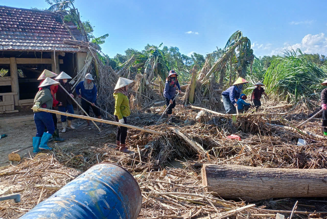Rác thải tràn vào nhà người dân, chất thành đống sau lũ - Ảnh: Khánh Trung