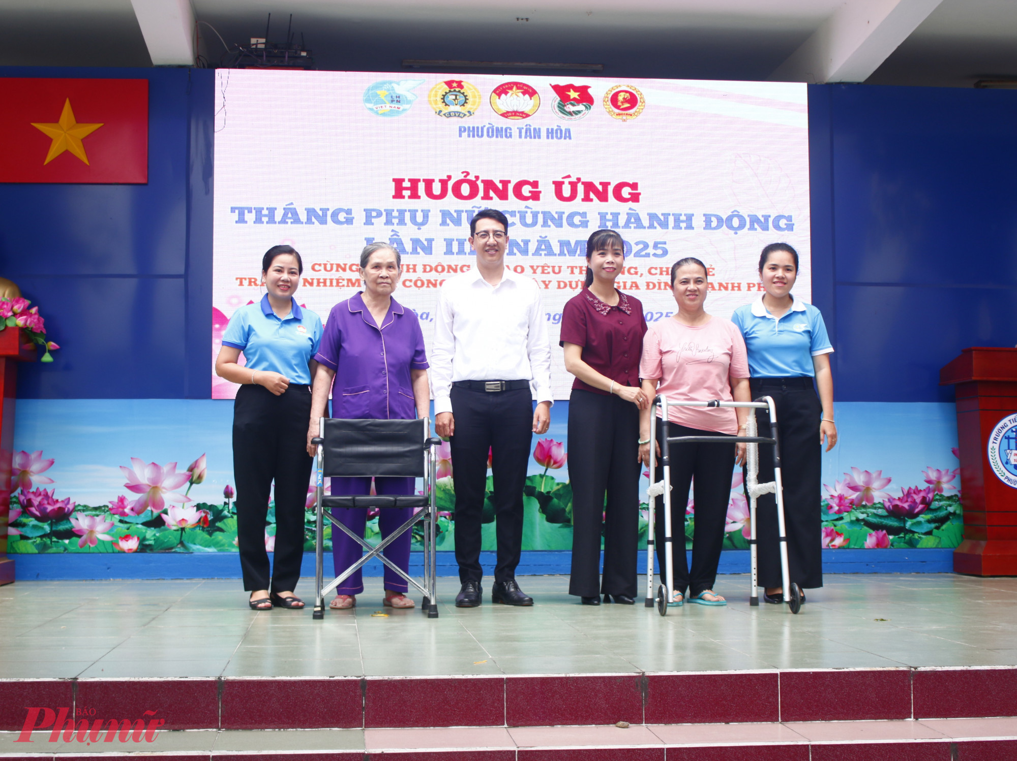 Lãnh đạo phường Tân Hoà trao xe đẩy cho các hộ gia đình có người thân khuyết tật, đi lại khó khăn