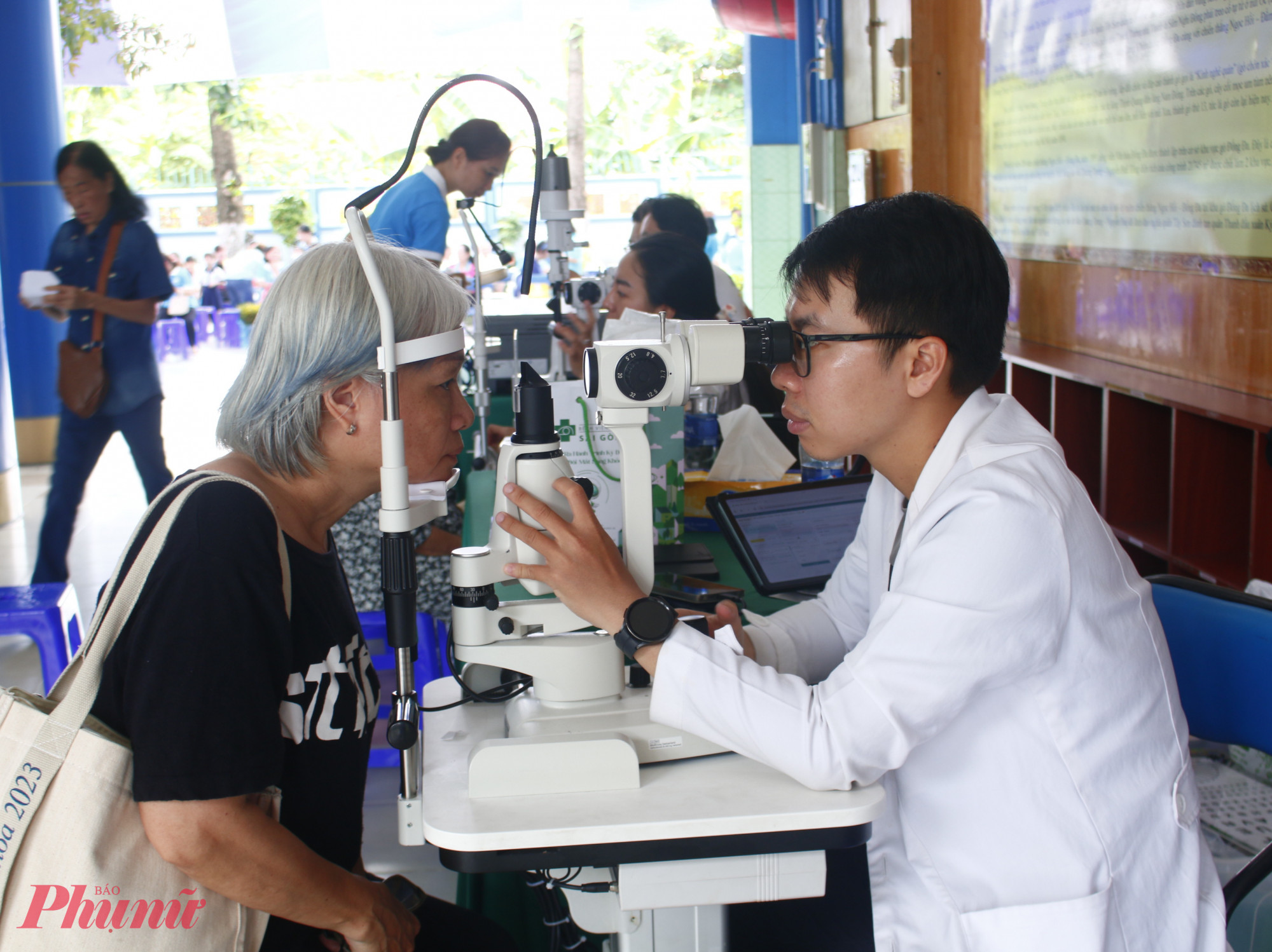 Gian hàng tư vấn và khám mắt miễn phí