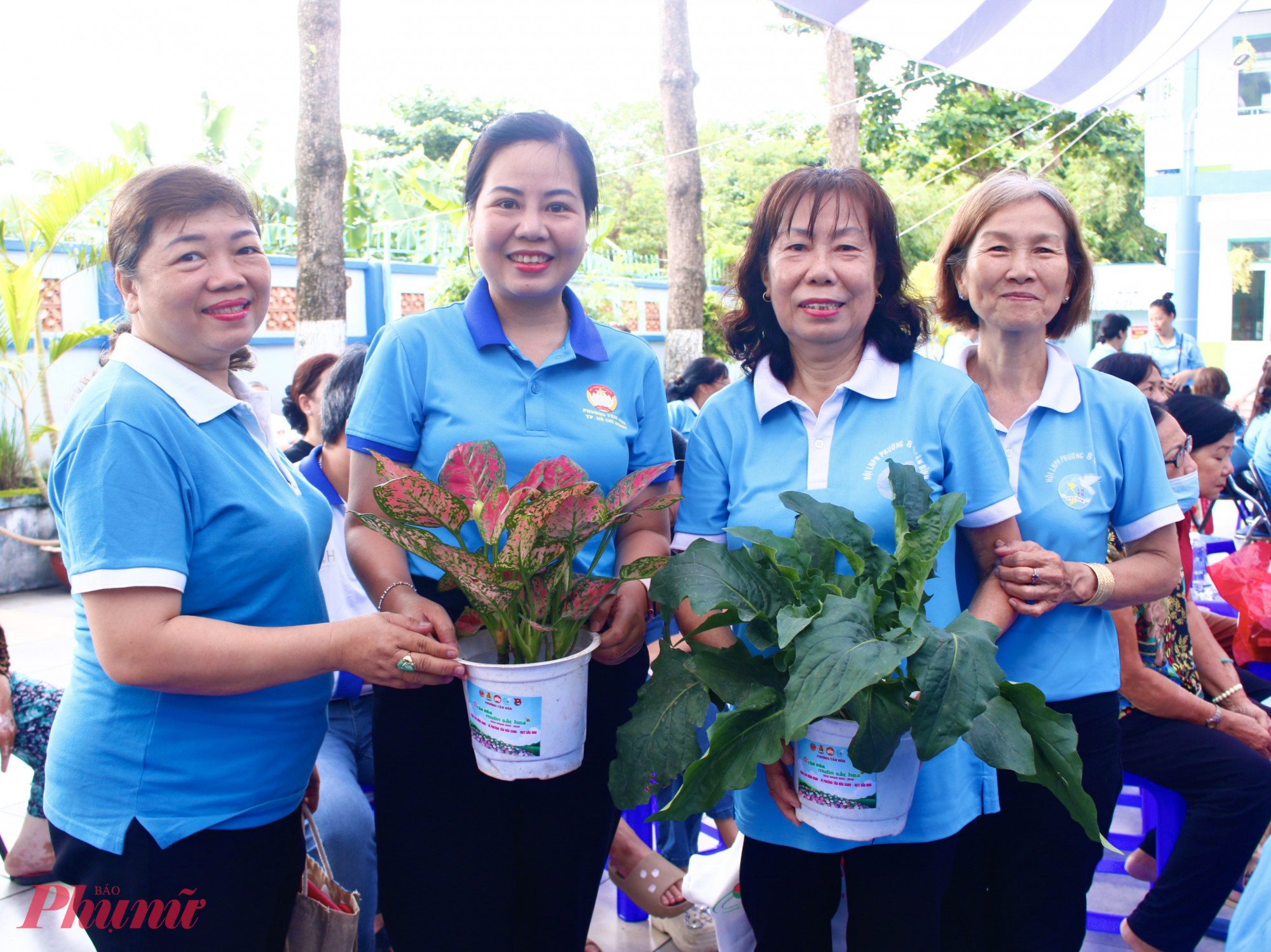 Bà Trần Hồng Vân – Chủ tịch Ủy ban MTTQ Việt Nam phường Tân Hòa trao cây xanh cho cán bộ, hội viên phụ nữ hưởng ứng công trình “Tân Hòa muôn sắc hoa”.