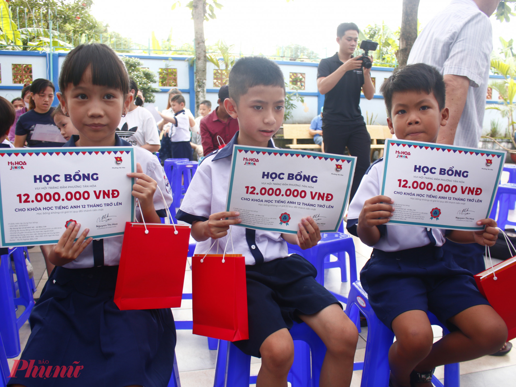 Các em học sinh vui mừng nhận học bổng