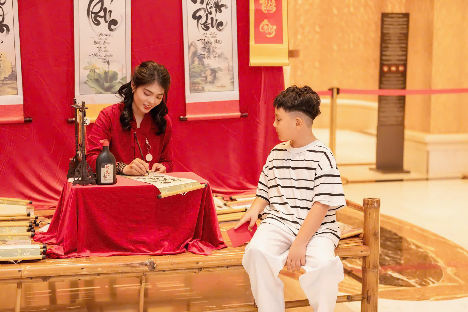Thư pháp được người trẻ tìm về như một cách đối thoại dịu dàng với quá khứ, để văn hoá truyền thống mãi ngân lên trong nhịp sống hiện đại - Ảnh: NVCC