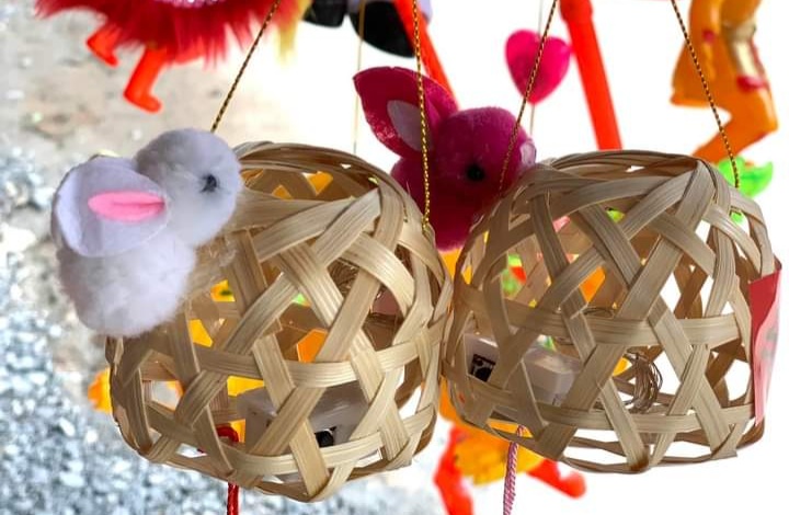 Lồng đèn thủ công, thân thiện với môi trường (ảnh Thuỳ Gương)