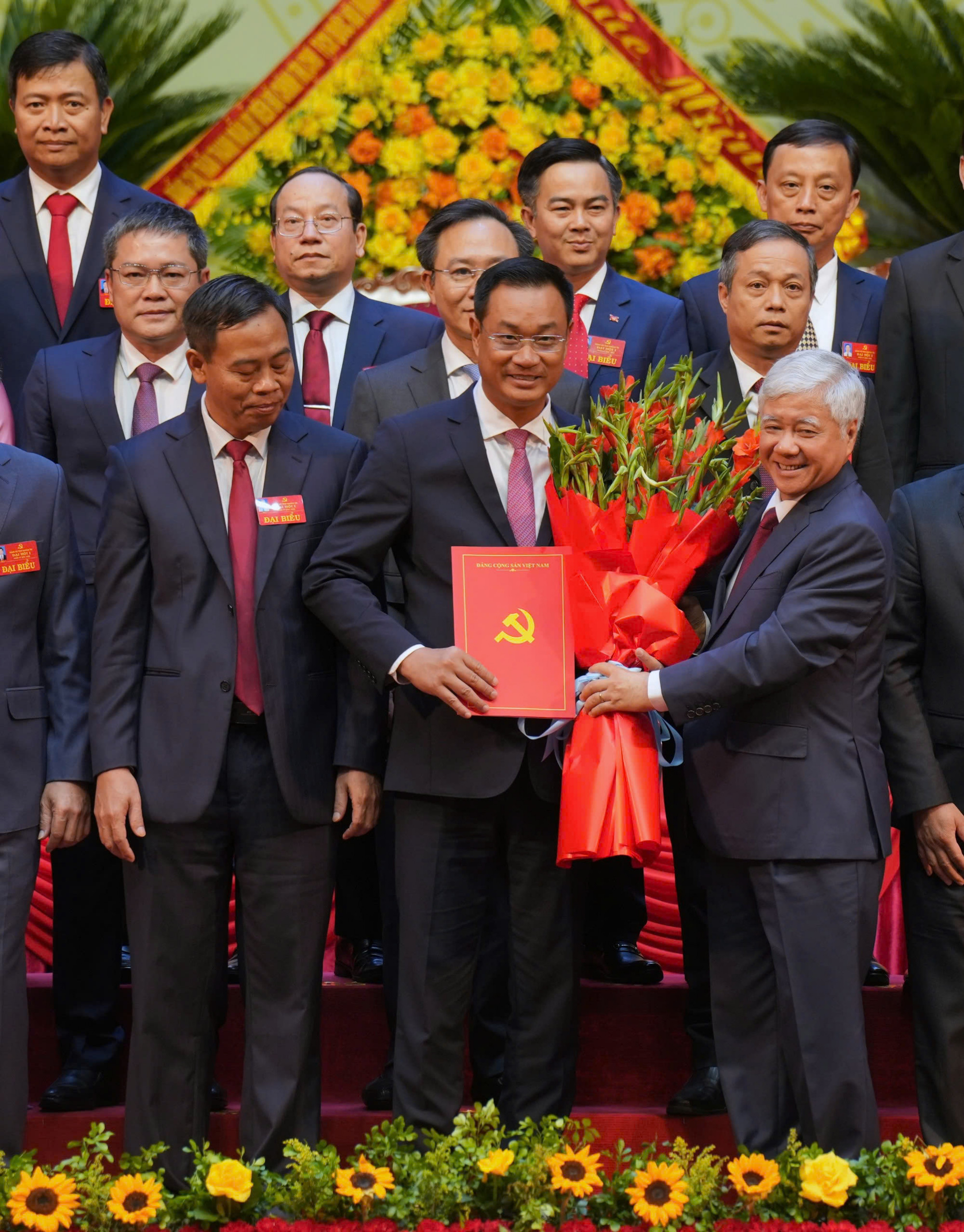 Ông Đỗ Văn Chiến- Ủy viên Bộ Chính trị, Bí thư Trung ương Đảng, Chủ tịch Ủy ban Trung ương Mặt trận Tổ quốc Việt Nam trao quyết định của Bộ Chính trị, Ban Bí thư.
