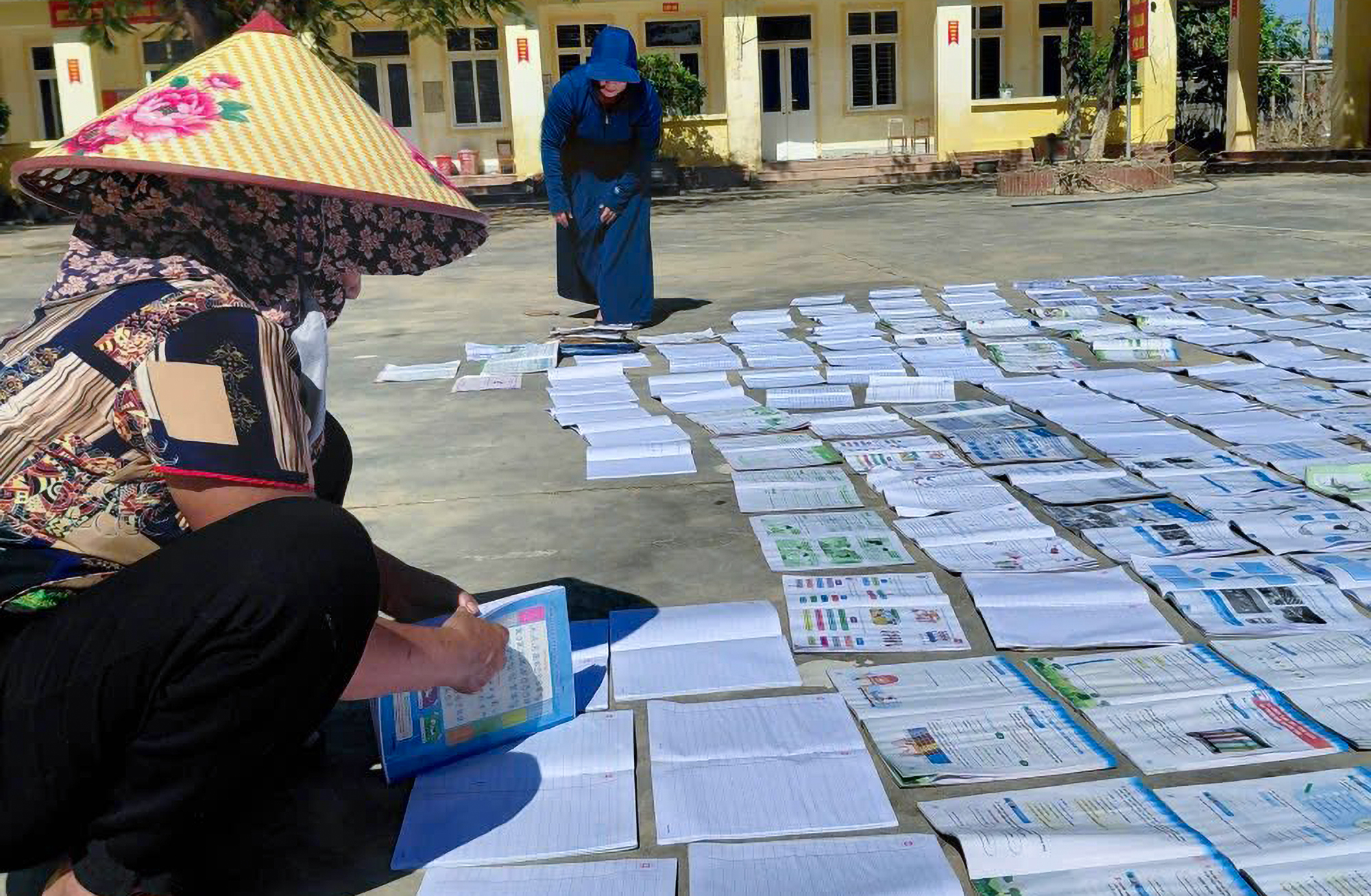 Sân Trường tiểu học Thành Sơn thành nơi hong phơi sách vở sau lũ - Ảnh: Kim Oanh