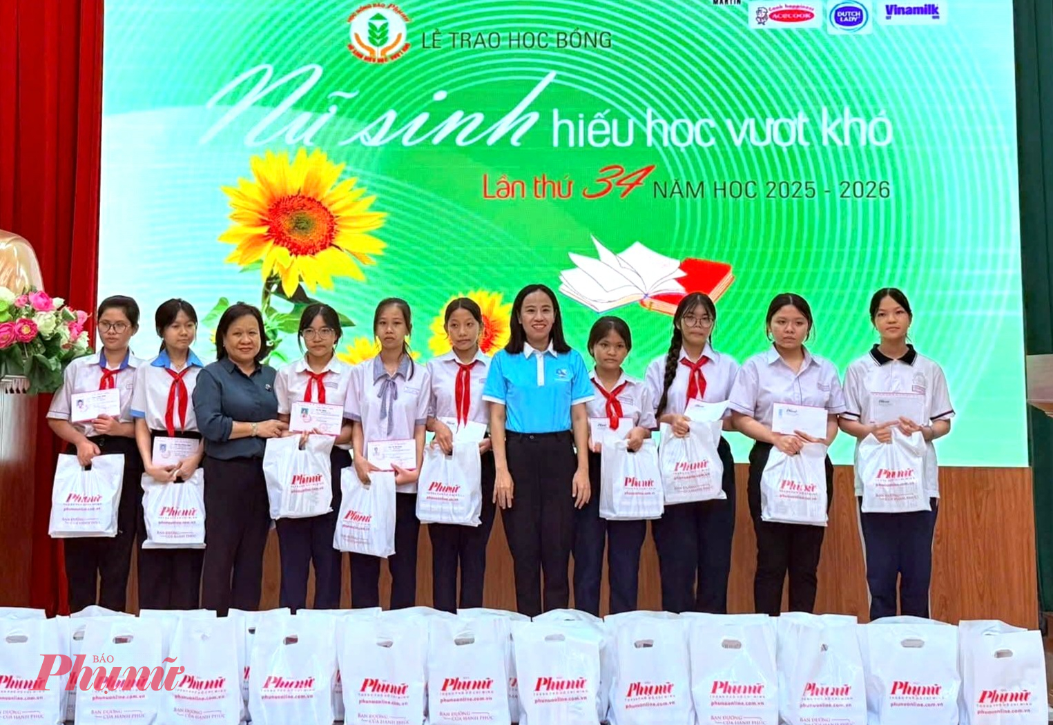 Chủ tịch Hội LHPN TPHCM Võ Ngọc Thanh Trúc và Phó tổng biên tập Báo Phụ nữ TPHCM Tạ Thị Nam Hồng - trao học bổng cho các nữ sinh tại phường Bà Rịa - Ảnh: Trang Nguyễn