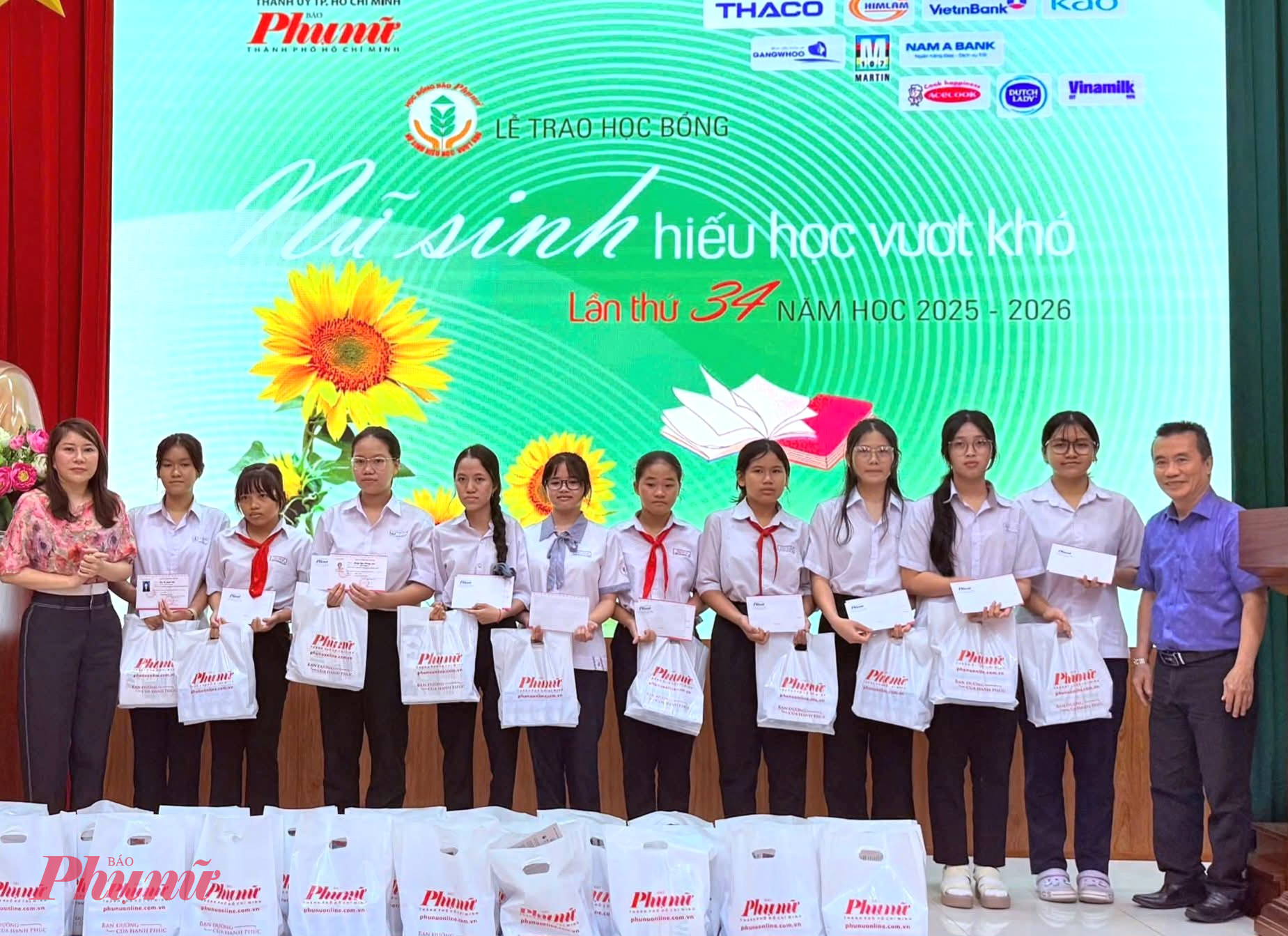 Đại diện đơn vị tài trợ, lãnh đạo các đơn vị trao học bổng cho nữ sinh hiếu học vượt khó
