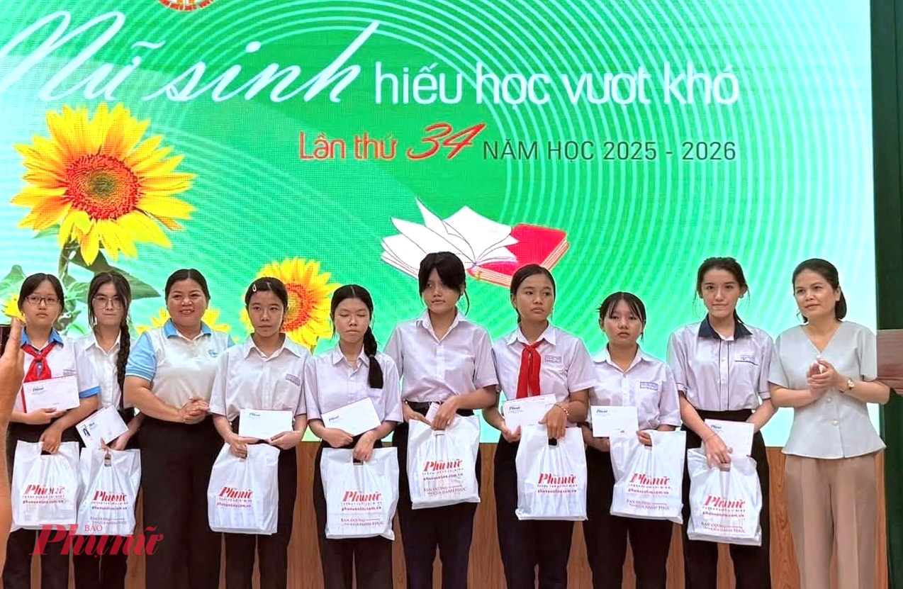 Bà Lê Thị Bích Liên - Chủ tịch Ủy Ban Mặt trận Tổ quốc Việt Nam phường Bà Rịa và nguyễn Thị Thanh cúc, chủ tịch hội Liên Hiệp phụ nữ phường Bà Rịa tặng quà cho các nữ sinh.