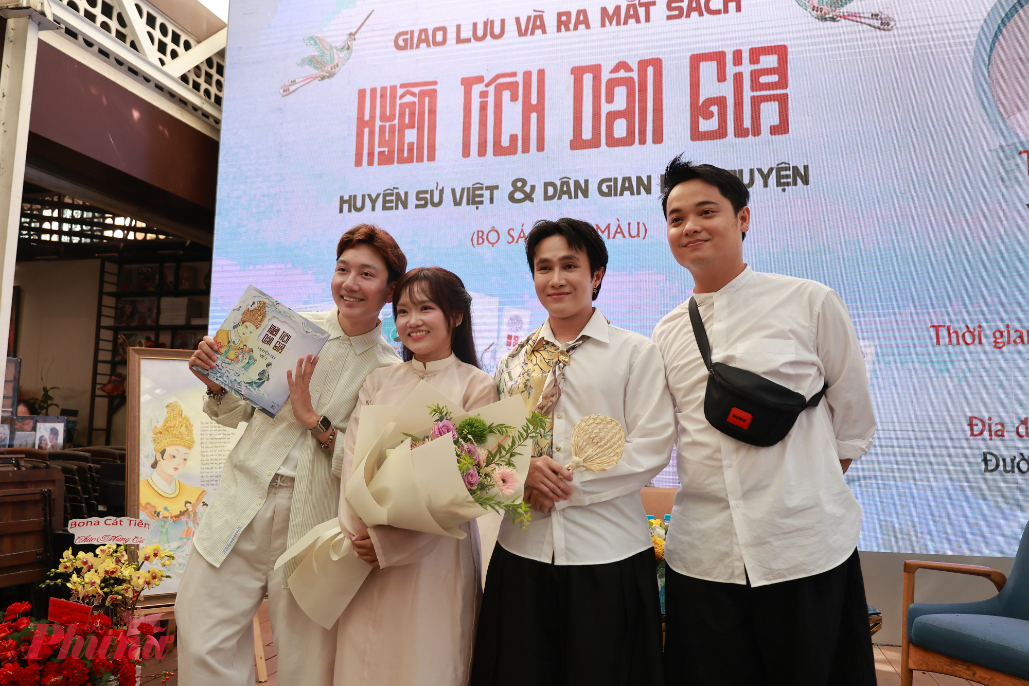 Tác giả Thuỷ Tiên chụp ảnh kỷ niệm cùng các bạn bè thân thiết 