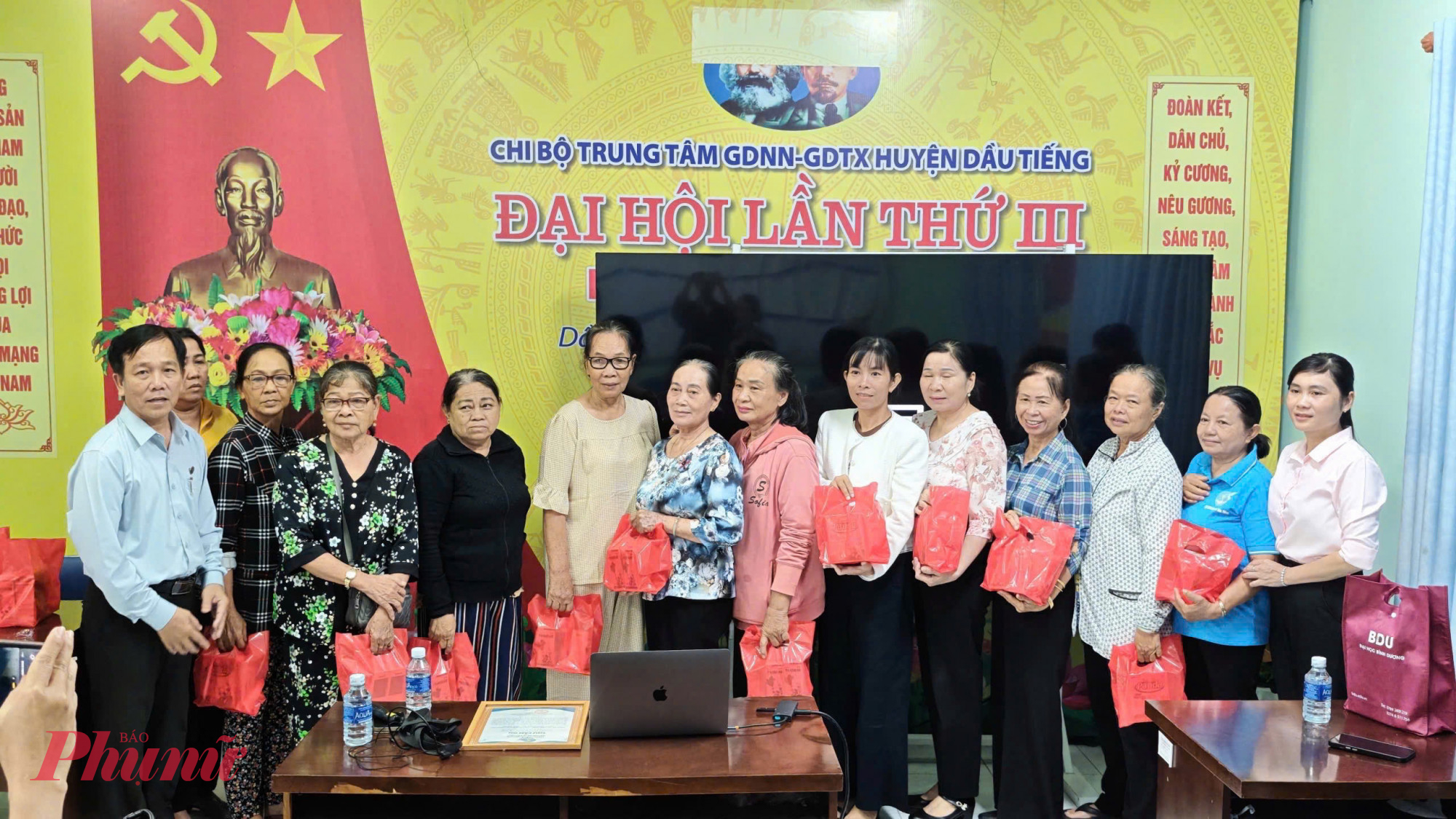 Ngày 5/10, Hội LHPN xã Dầu Tiếng tổ chức thực hiện “Tháng cùng phụ nữ hành động” với hoạt động phối hợp cùng Câu lạc bộ thuốc và sức khỏe trường Đại học Bình Dương, tổ chức buổi tuyên truyền, tư vấn về kỹ năng chăm sóc sức khỏe và đồng hành cùng con cho hội viên phụ nữ trên địa bàn xã. Tại chương trình, Dược sĩ Từ Hữu Công- Chủ nhiệm Câu lạc bộ đã tư vấn cho hội viên phụ nữ các kỹ năng chăm soc sóc sức khỏe, cách dùng thuốc, phương pháp massga nhằm giảm các triệu chứng đau nhứt, thông mạch trên cơ thể; kỹ năng đồng hành cùng con hướng đến tương lai, và tặng 50 phần thuốc bổ cho phụ nữ.