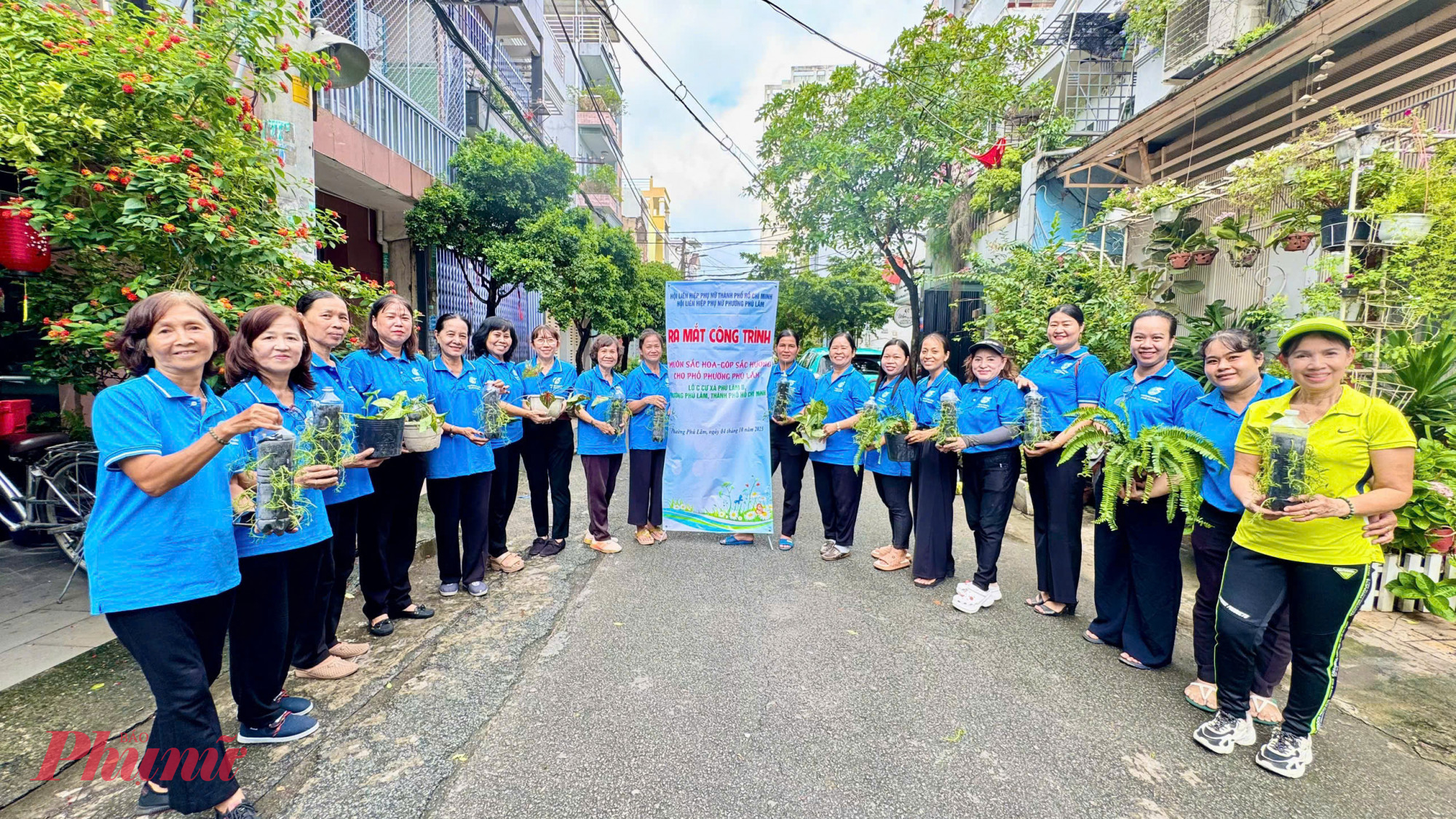 Cùng đó, Hội LHPN phường Phú Lâm tổ chức Lễ ra mắt công trình “Muôn Sắc Hoa – Góp sắc hương cho phố phường Phú Lâm.  Tại sự kiện, cán bộ, hội viên phụ nữ và nhân dân đã cùng tham gia trồng và chăm sóc mảng xanh; Bố trí vườn hoa dọc tuyến đường, Dọn dẹp vệ sinh môi trường, Cải tạo, làm đẹp cảnh quan công cộng… Công trình không chỉ tạo thêm không gian sinh hoạt cộng đồng xanh – sạch – đẹp mà còn góp phần làm rực rỡ diện mạo đô thị, nâng cao đời sống tinh thần cho nhân dân