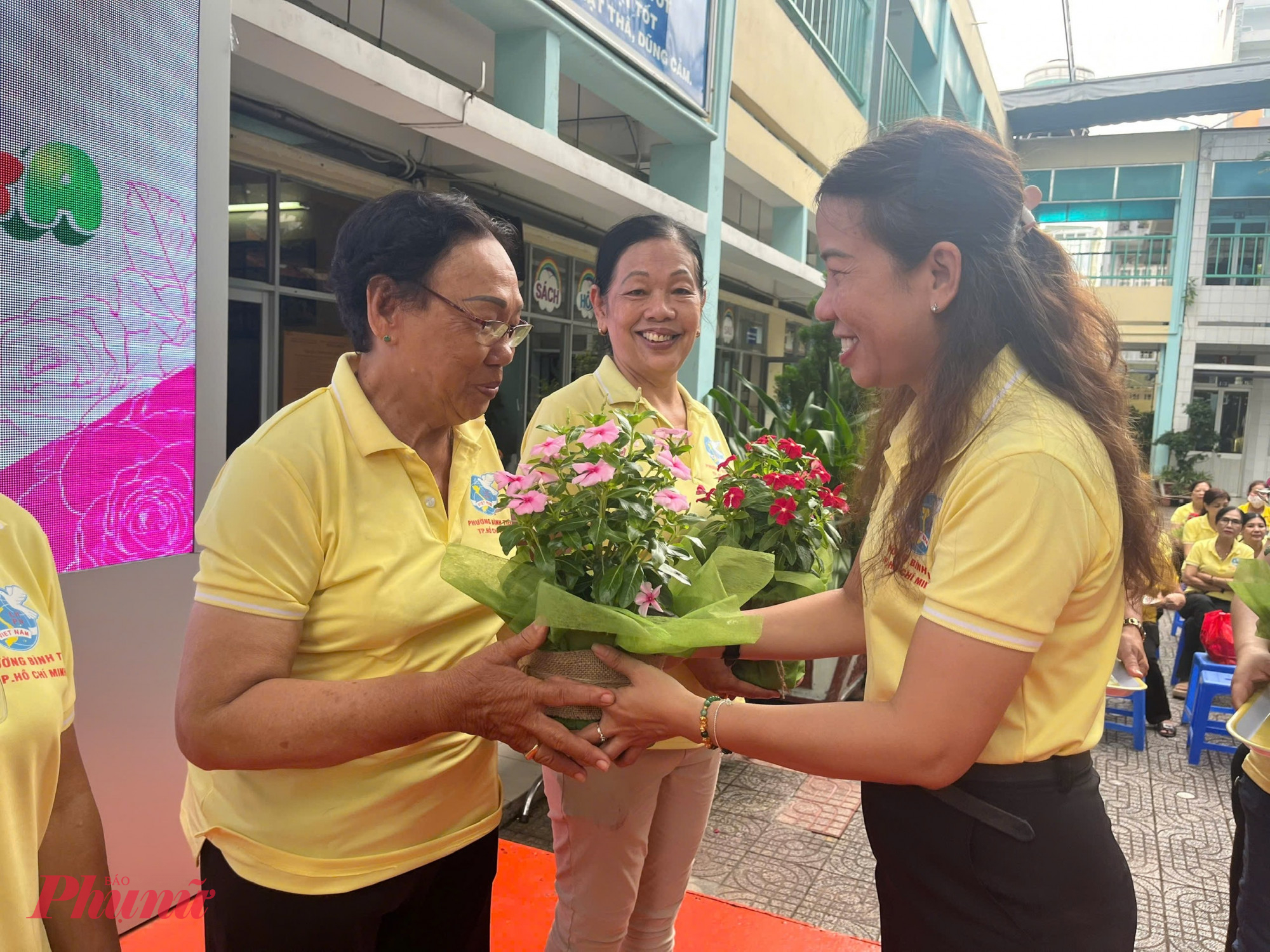 Hội LHPN phường Bình Tiên tặng cây xanh, vận động chi hội, phụ nữ hướng ứng thực hiện phong trào Thành phố muôn sắc hoa 