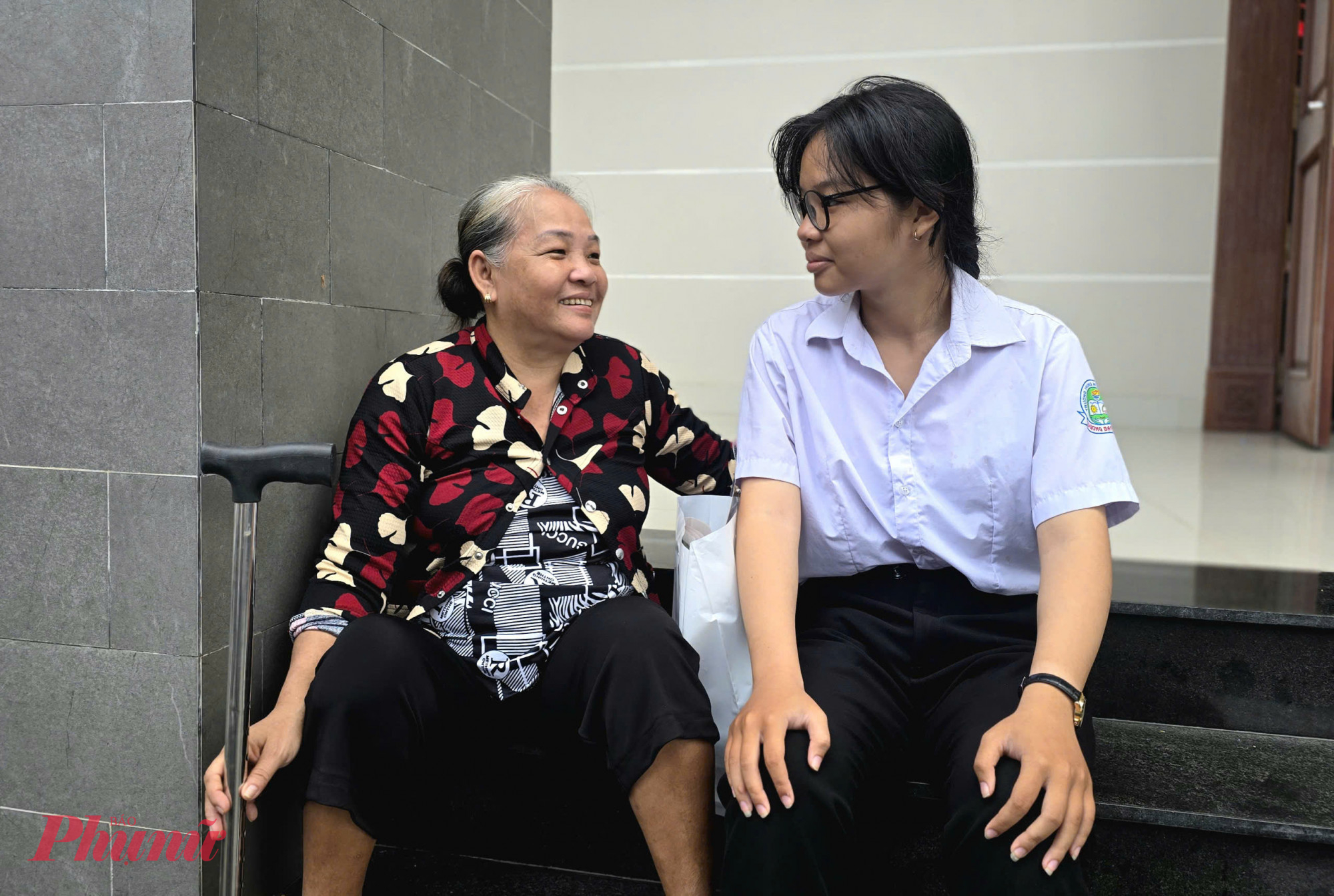 Bà Tôn Nữ Bảo Châu cùng con gái Nguyễn Kim Bão Giang chia sẻ niềm vui khi nhận được học bổng từ Báo - Ảnh: Trang Nguyễn
