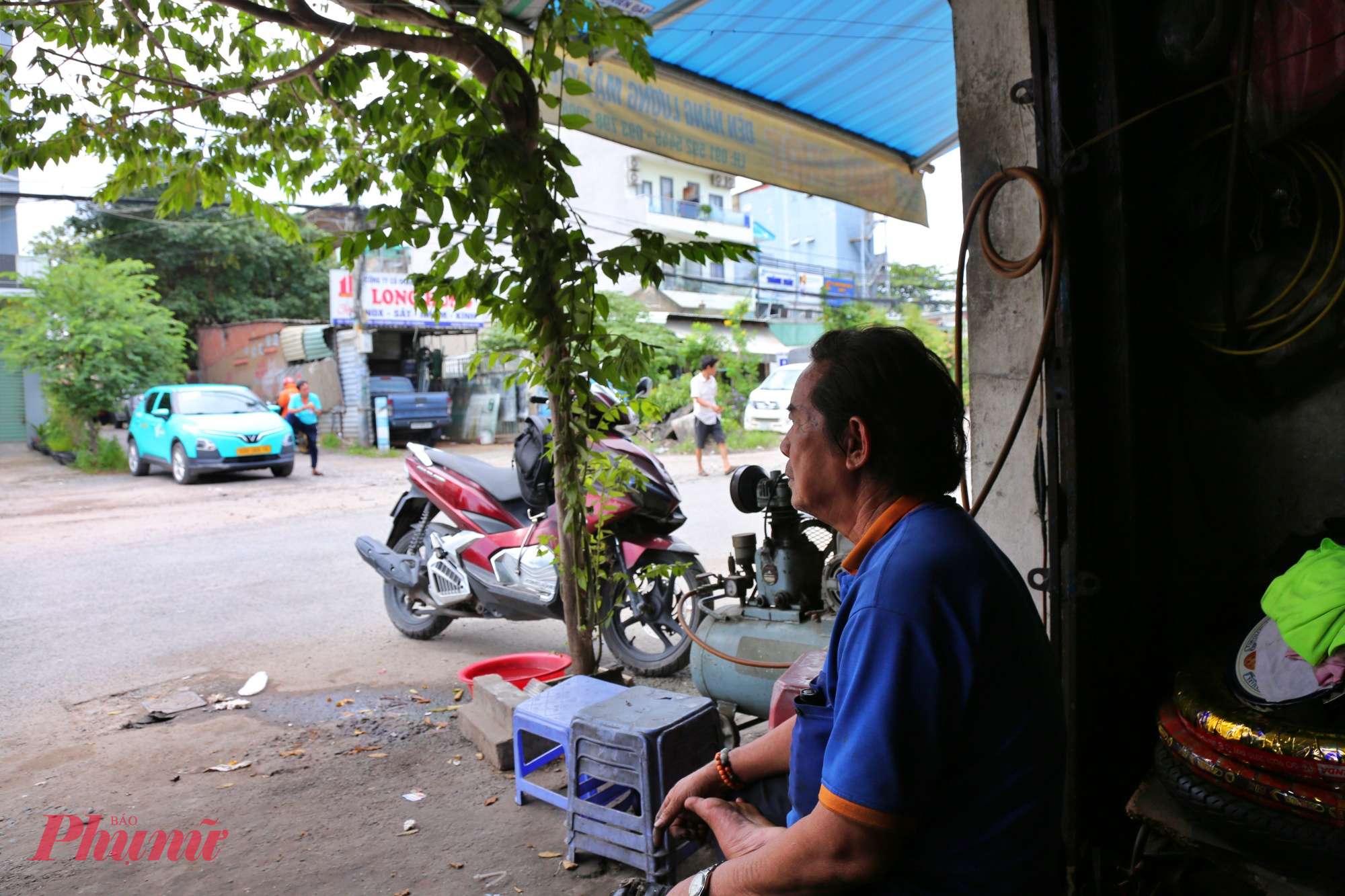 Ông Nguyễn Văn Phước (phường Hiệp Bình) cho biết đã sống khu vực này mấy chục năm nay và chứng kiến tuyến đường Kha Vạn Cân đang xuống cấp từng ngày. “Đường sá lầy lội, lở loét ổ voi ổ gà. Mỗi khi mưa xuống là đường ngập như sông, khi rút dần lại thành mấy cái ao mấy ngày sau nước vẫn chưa rút hết. Khi trời nắng thì bụi mù mịt, đất đá gồ ghề khiến ai cũng ngán ngẫm mỗi khi đi lại”. 