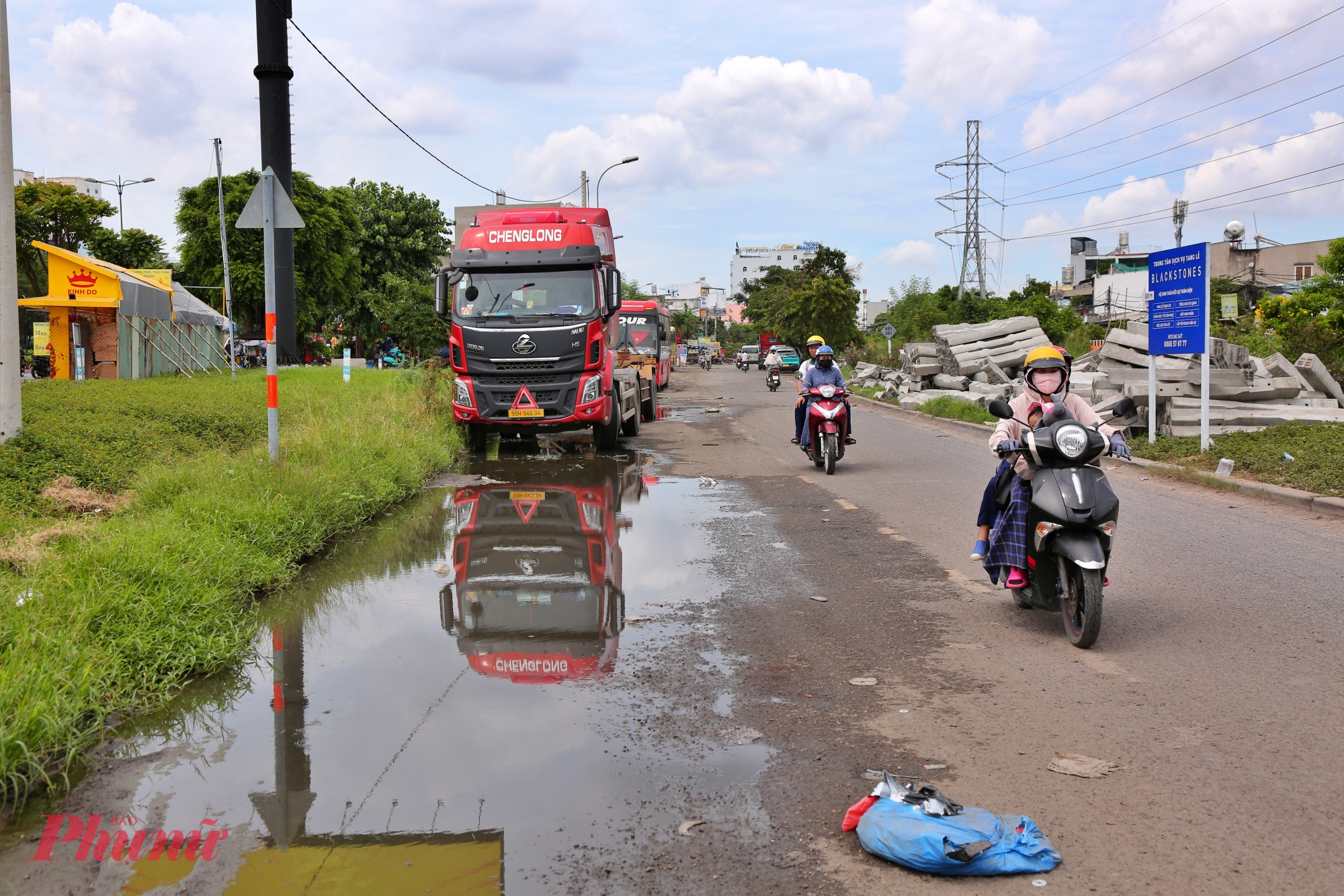 Thông tin về thực trạng tại truyến đường này, Thượng tá Nguyễn Văn Bình - Phó Trưởng phòng CSGT Công an TPHCM cho biết, qua khảo sát, đơn vị ghi nhận mặt đường Kha Vạn Cân đã xuống cấp nặng, hệ thống thoát nước kém và tình trạng xe khách dừng, đỗ trái phép diễn ra thường xuyên. “Phòng CSGT đã tham mưu Ban Giám đốc Công an TP có văn bản kiến nghị thành phố sớm khắc phục hạ tầng tuyến Kha Vạn Cân; đồng thời phối hợp Sở Xây dựng khảo sát, lắp đặt biển cấm dừng đỗ xe, cấm ô tô khách trên 16 chỗ,” Thượng tá Bình cho biết.