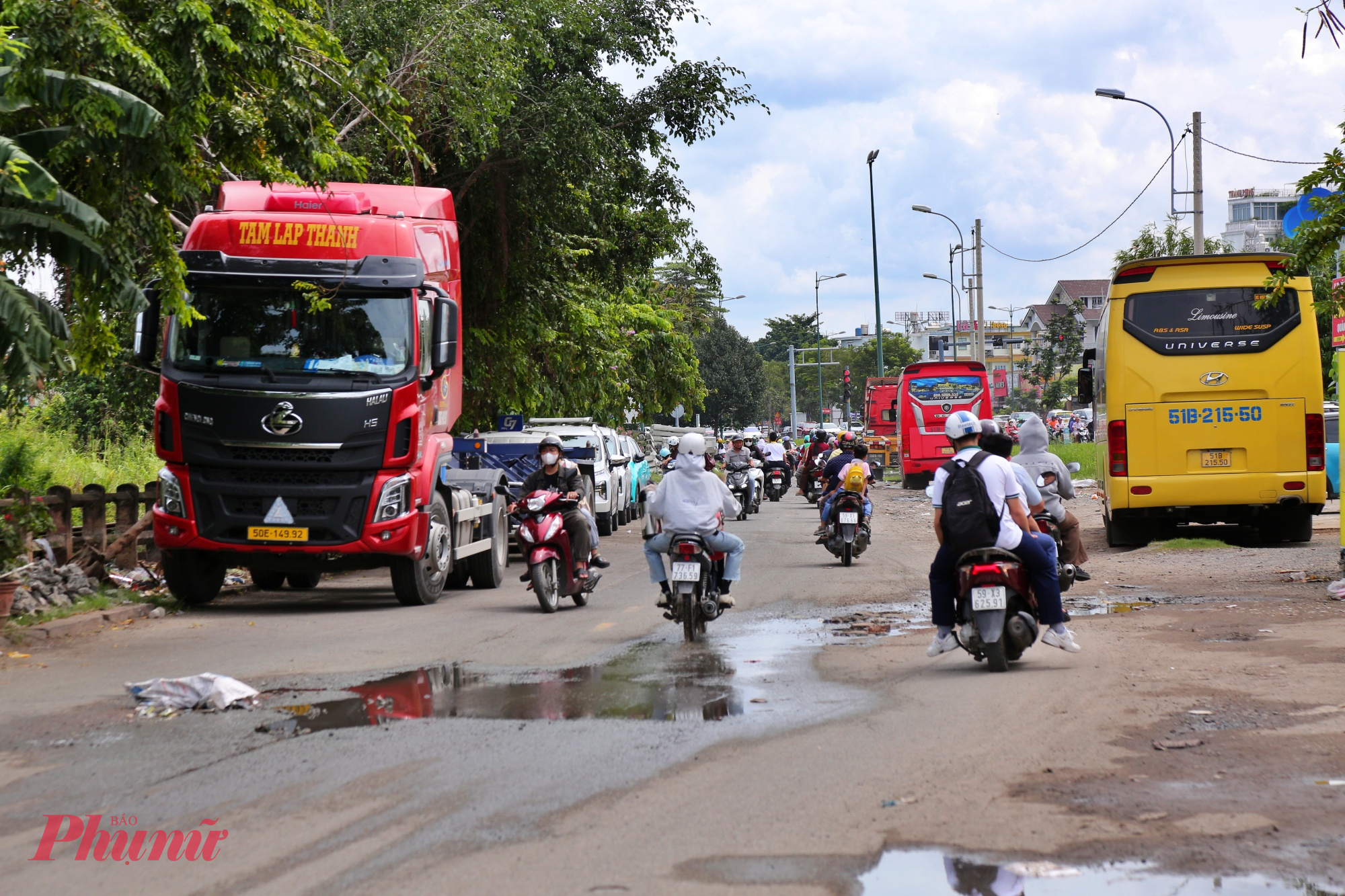 Tuy nhiên, hiện nay do mặt đường xuống cấp, nhiều đoạn lồi lõm, ổ gà, hệ thống thoát nước kém khiến việc lưu thông gặp nhiều khó khăn, nhất là vào giờ cao điểm hoặc khi trời mưa.